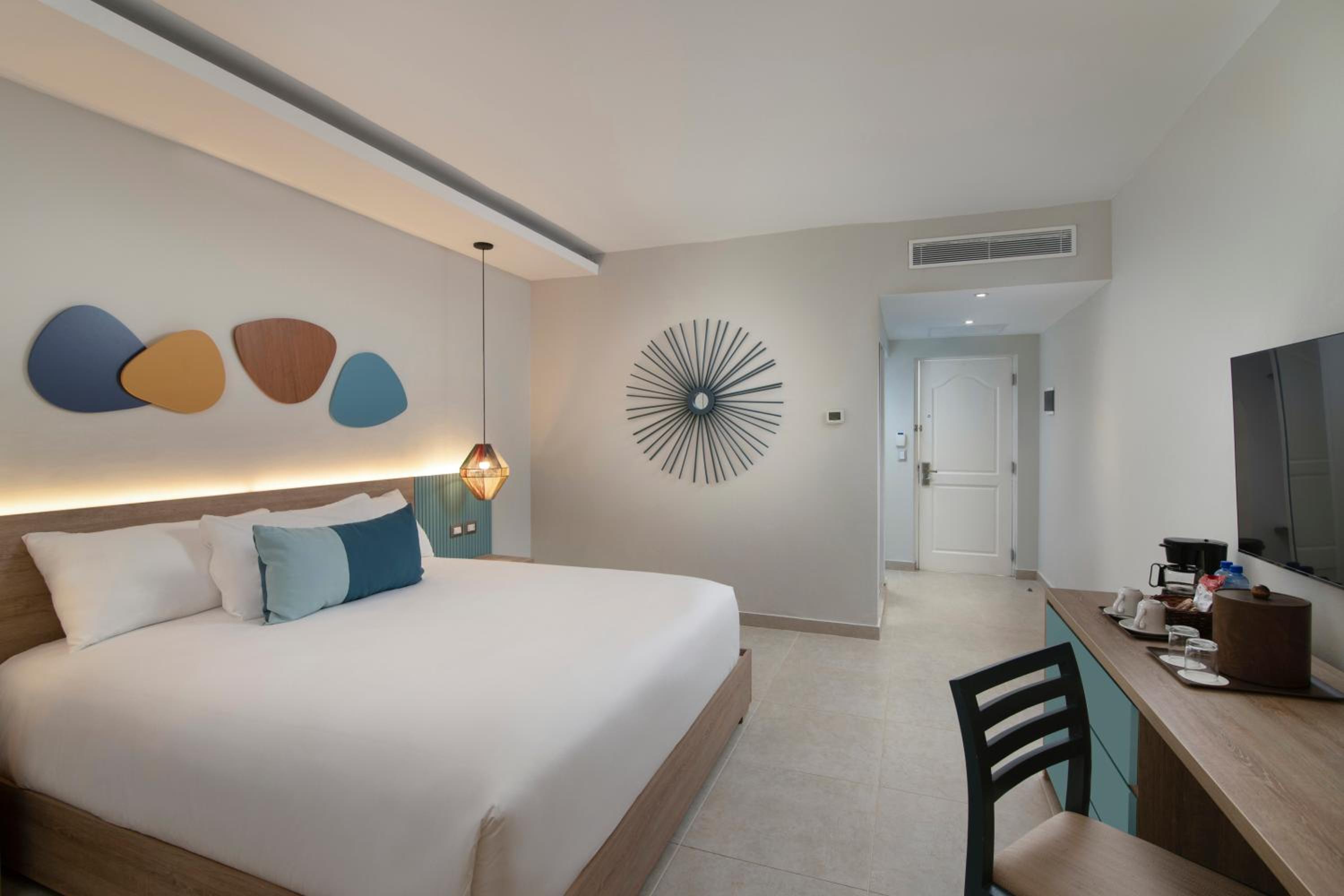 Standard King Room with Garden View photo 3