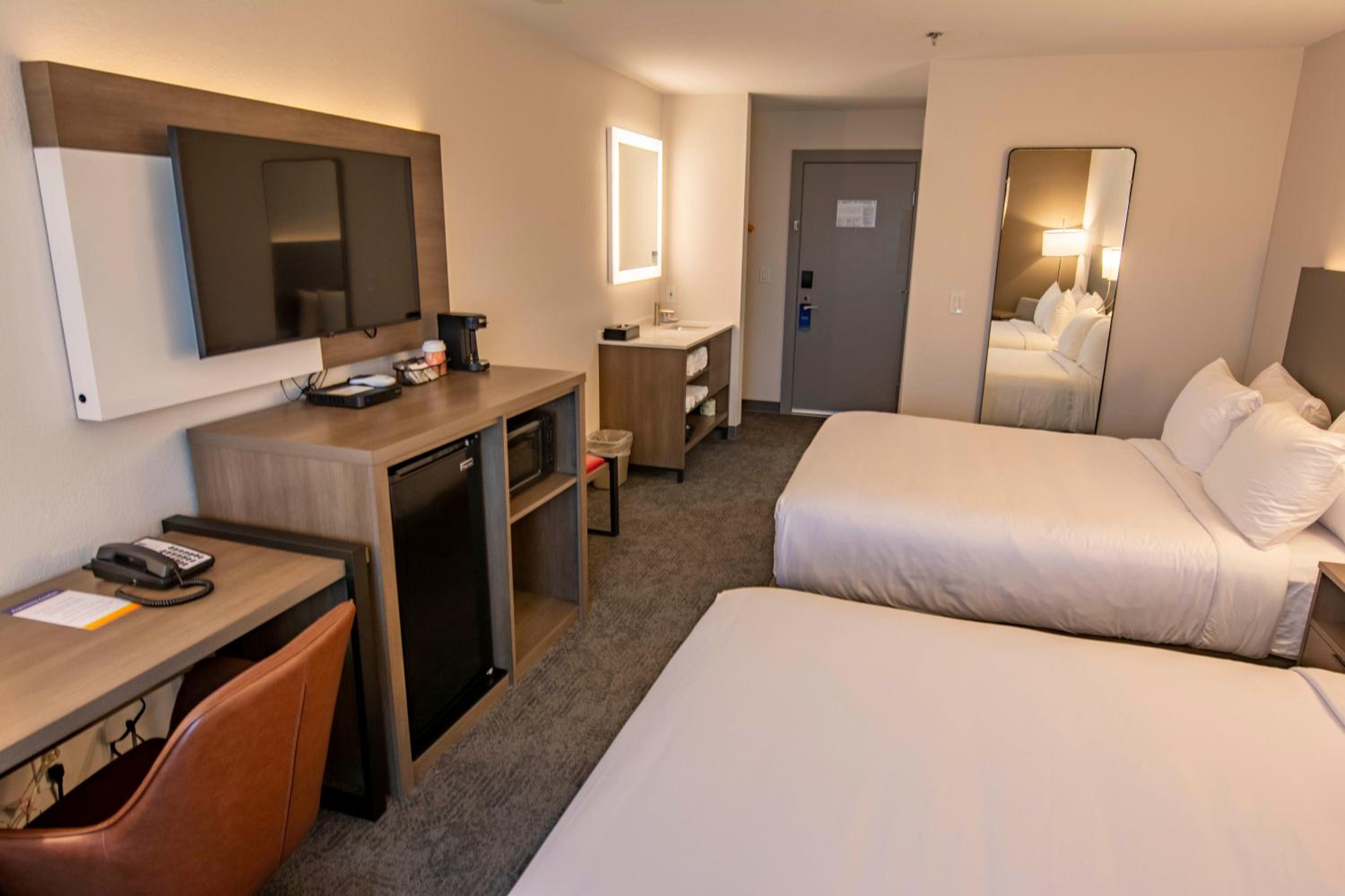 Quadruple Room with Two Queen Beds - Non Smoking - Photo 4