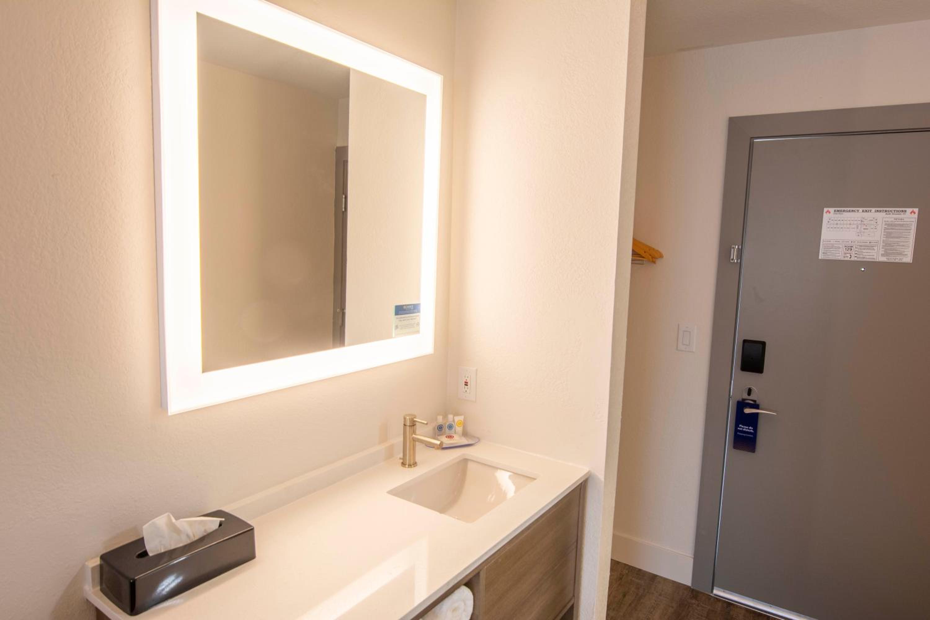 King Room - Non Smoking - Photo 6