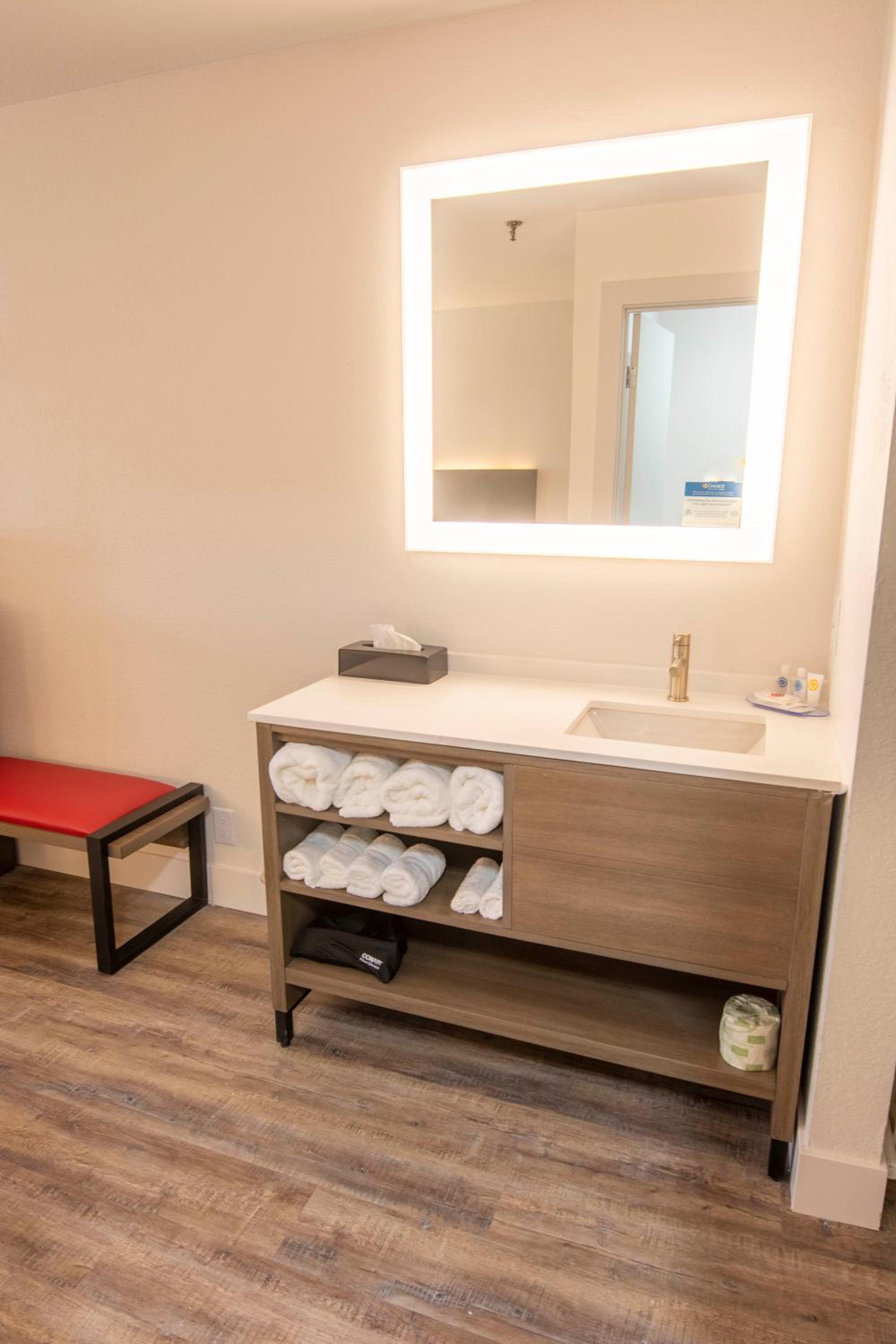 King Room - Non Smoking - Photo 10
