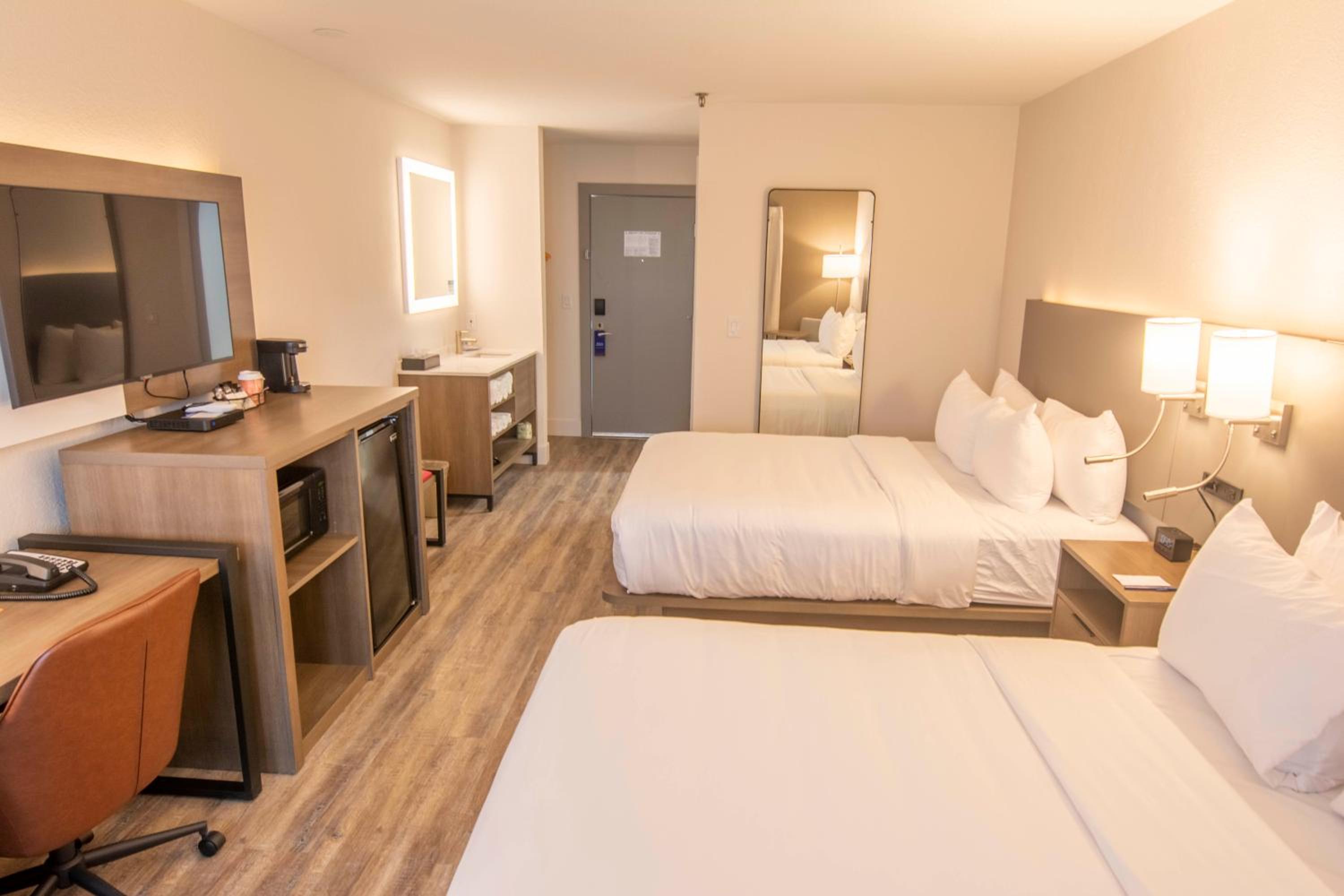 Quadruple Room with Two Queen Beds - Non Smoking - Photo 3
