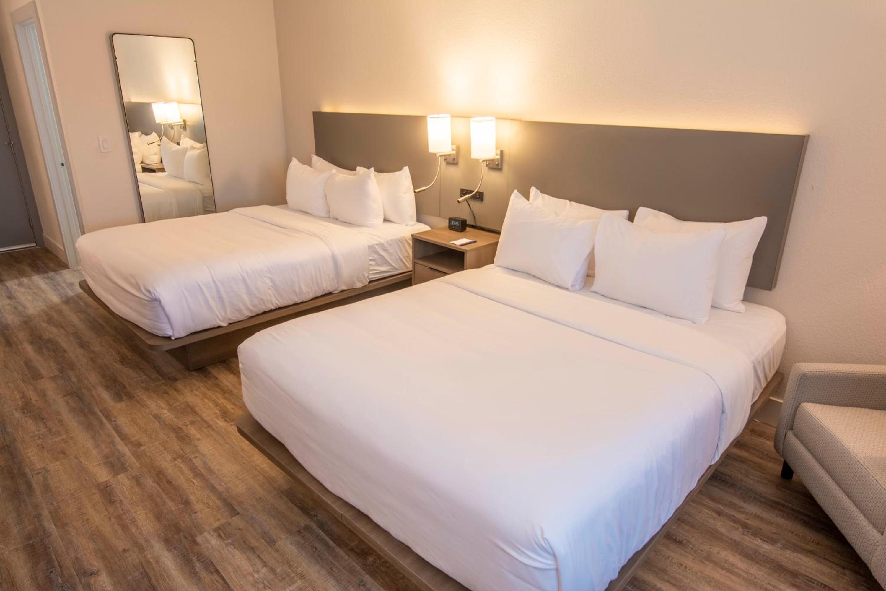 Quadruple Room with Two Queen Beds - Non Smoking - Photo 5