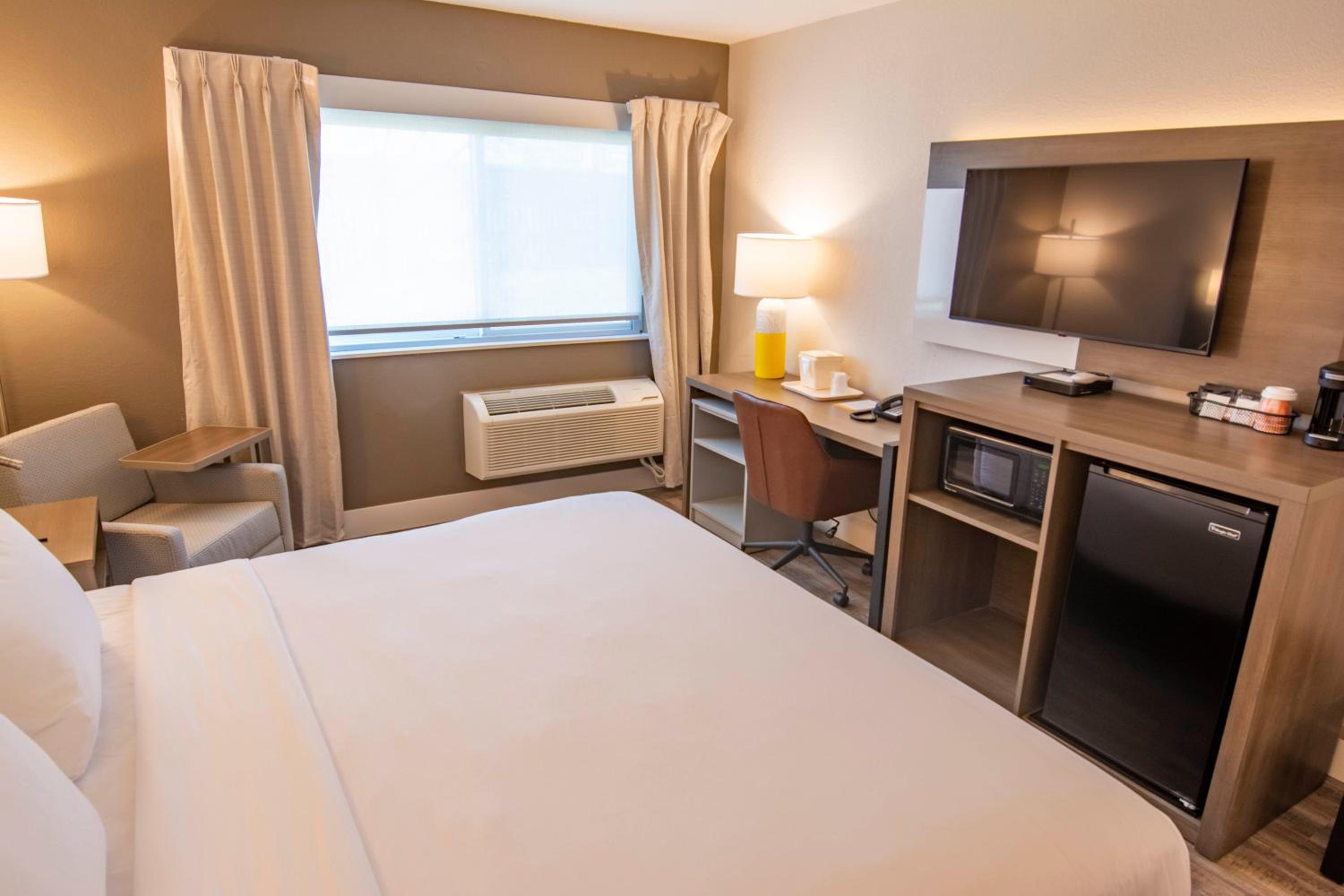 King Room - Non Smoking - Photo 12