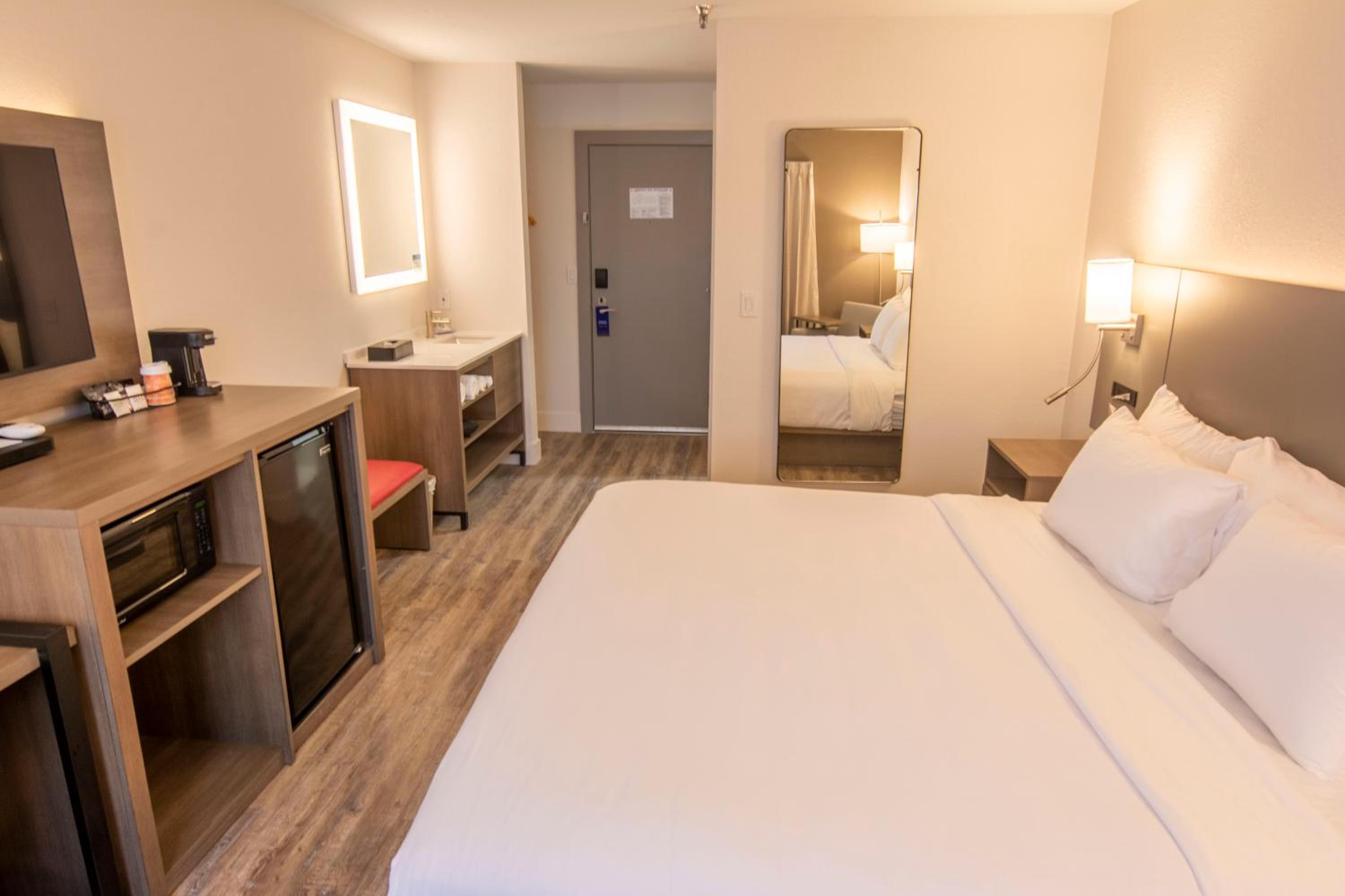 King Room - Non Smoking - Photo 11