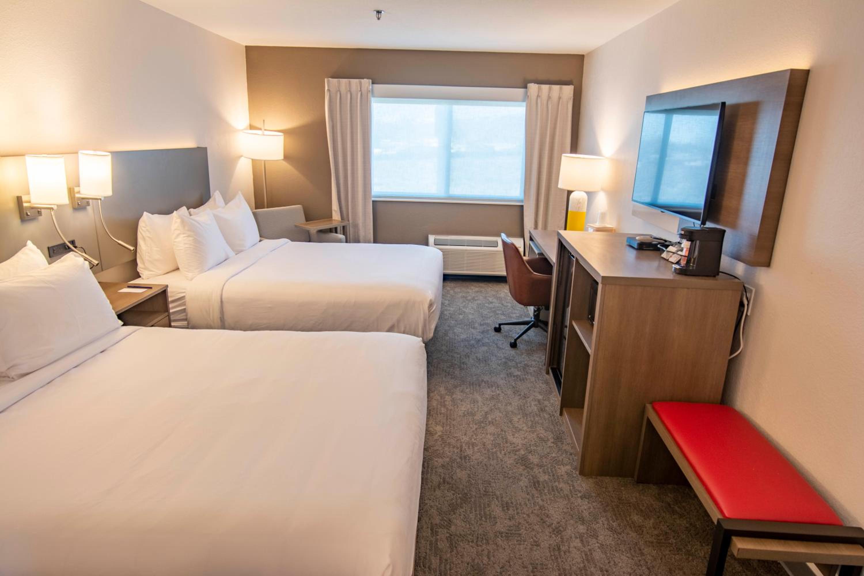 Quadruple Room with Two Queen Beds - Non Smoking - Photo 7