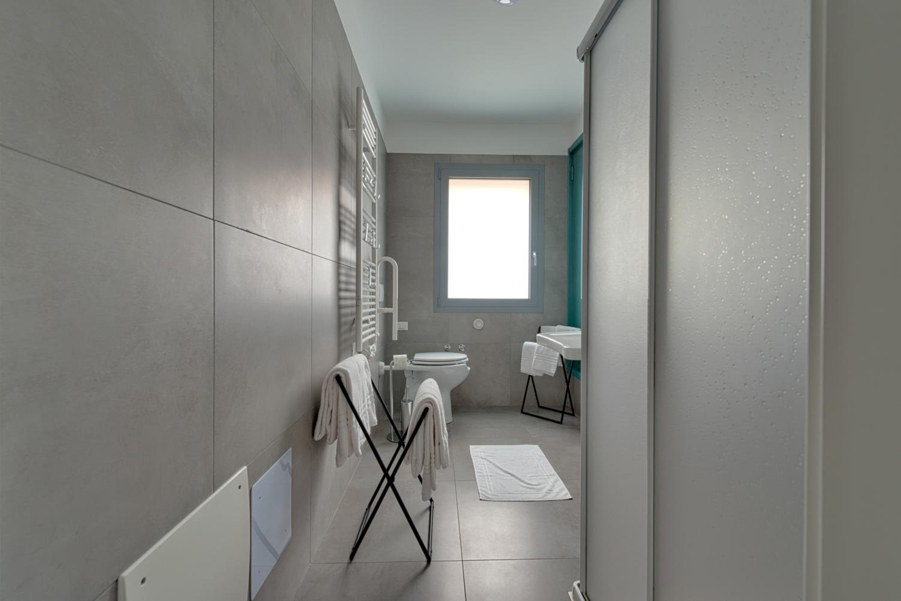 Double or Twin Room with Private Bathroom - Photo 11