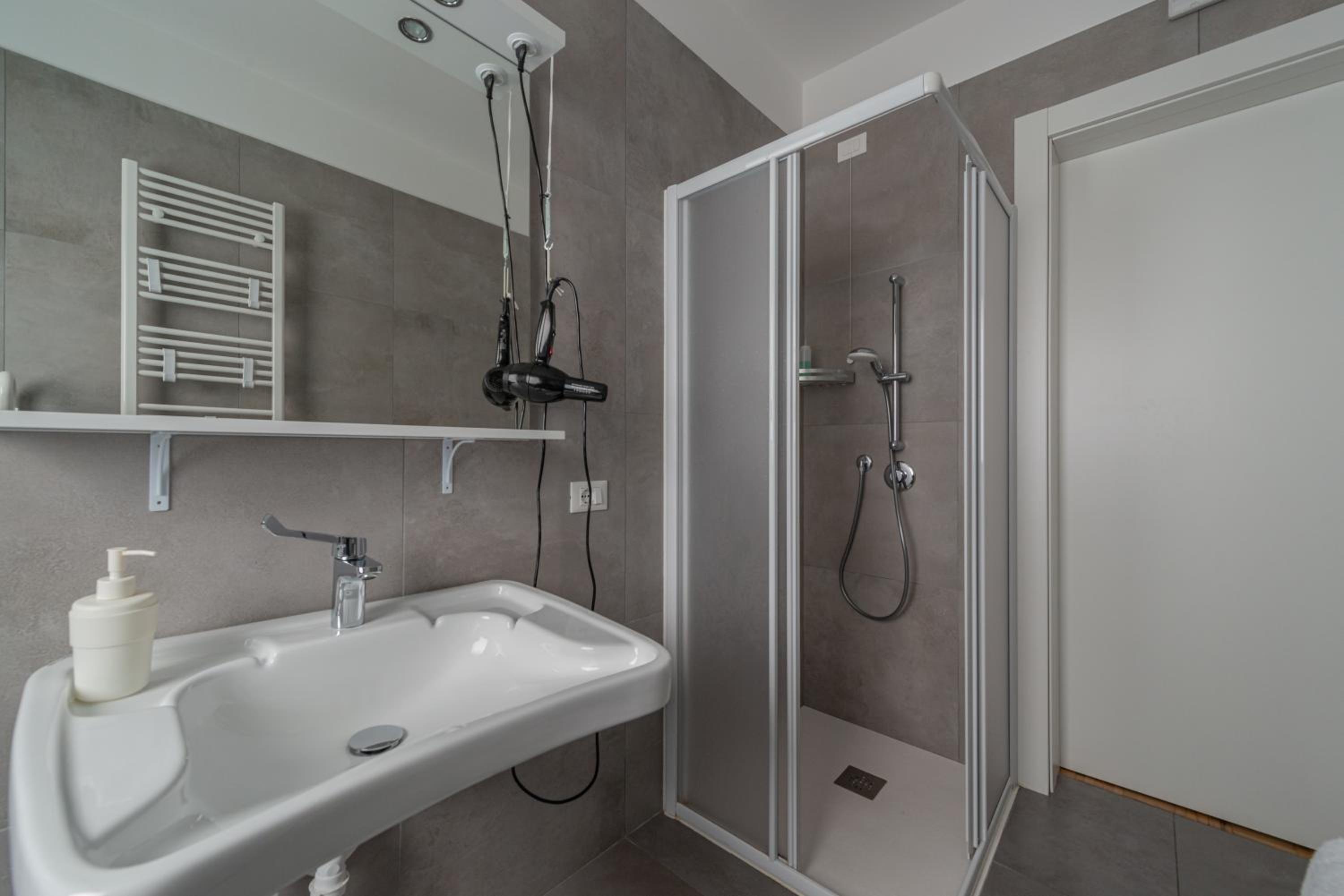 Double or Twin Room with Private Bathroom - Photo 10