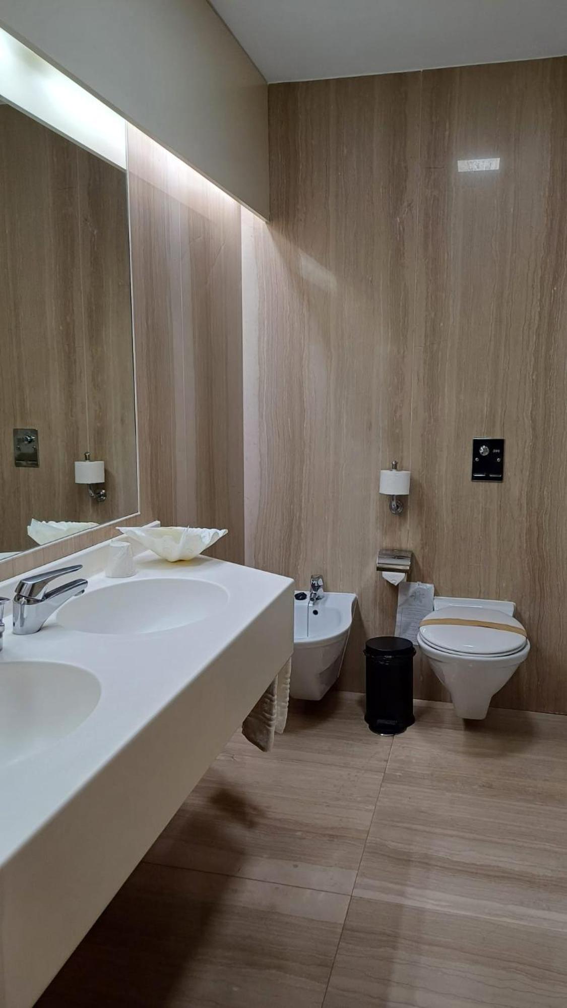 Standard Suite - Photo 9