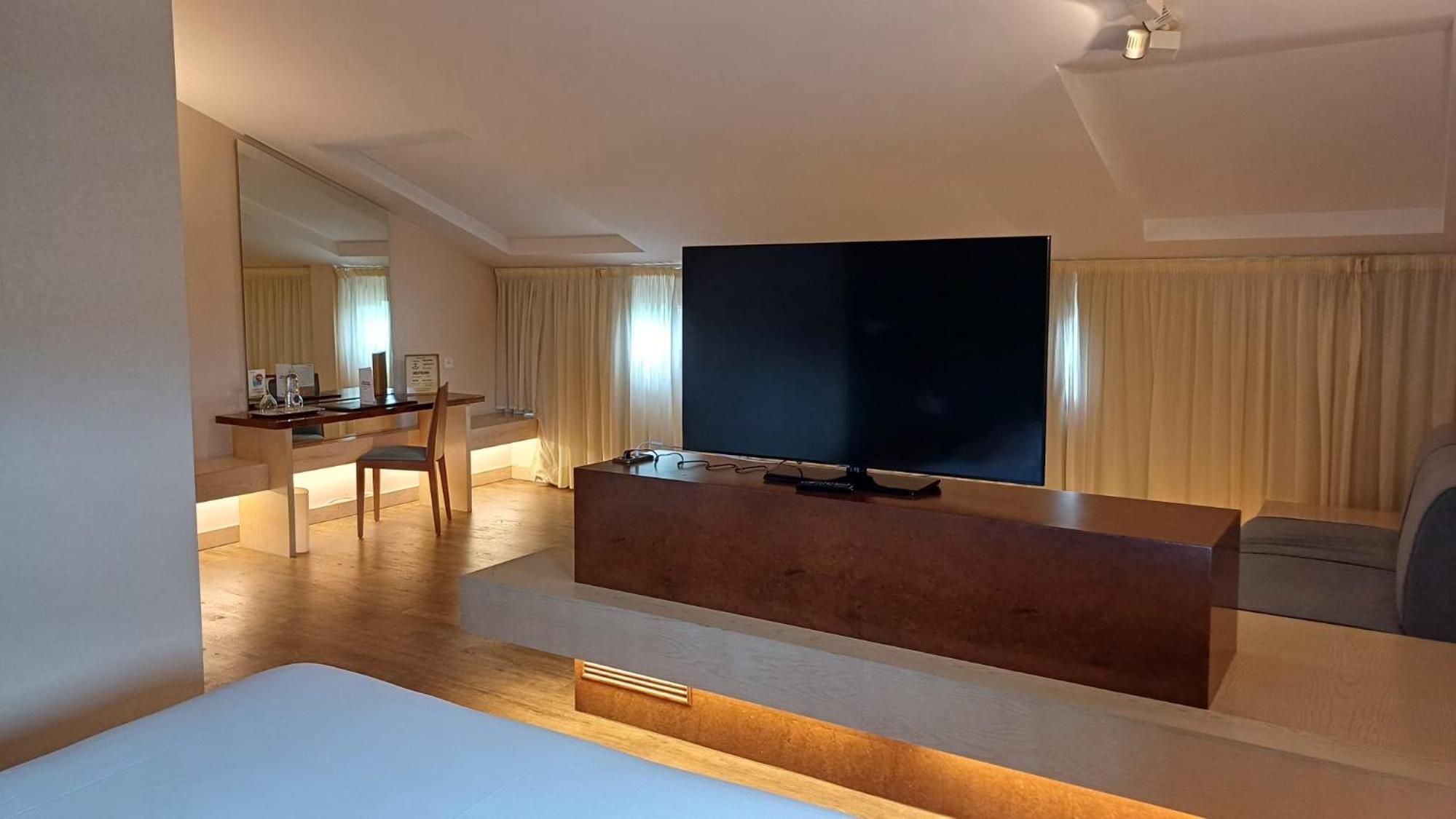 Standard Suite - Photo 10