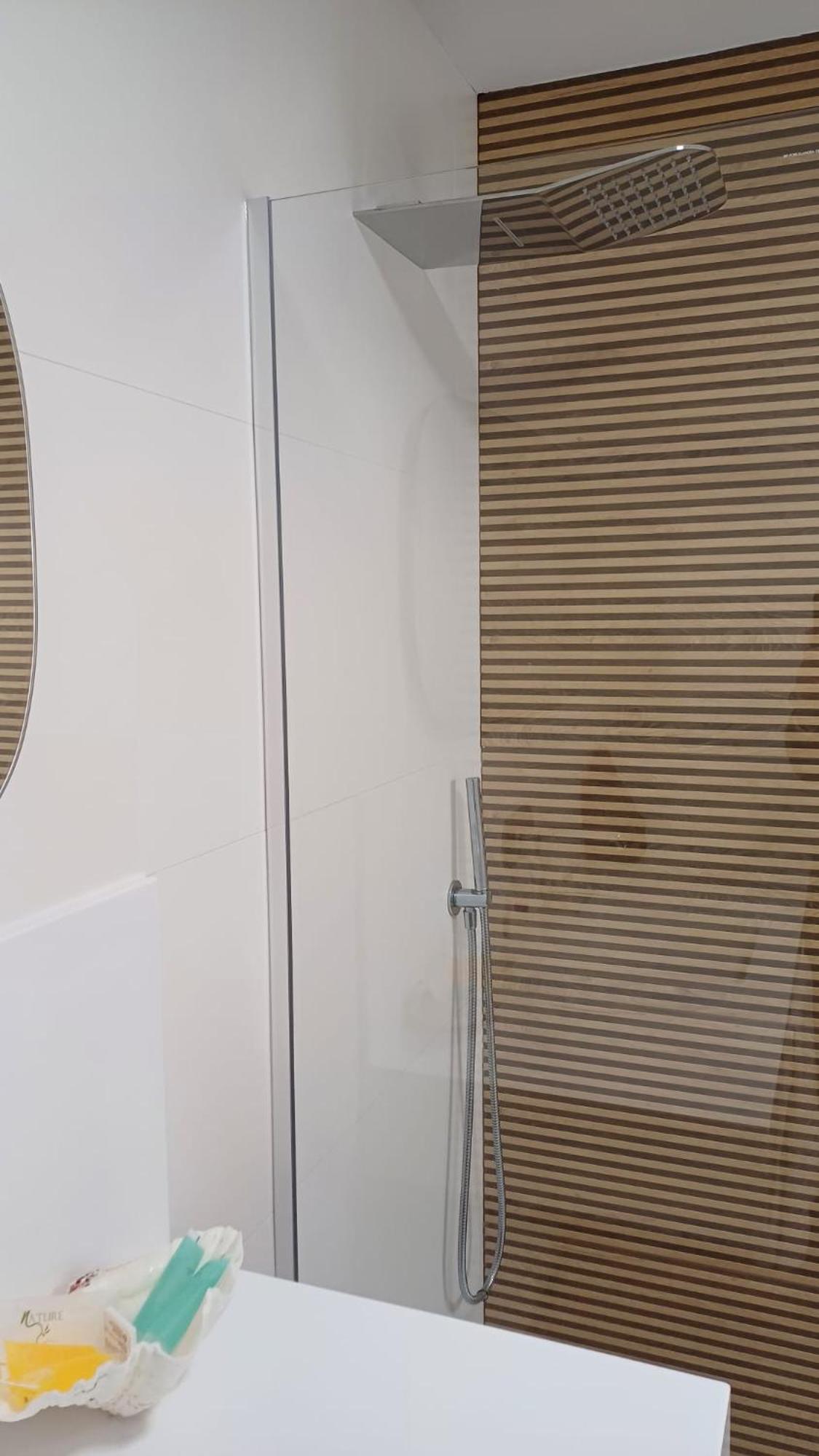 Standard Suite - Photo 23