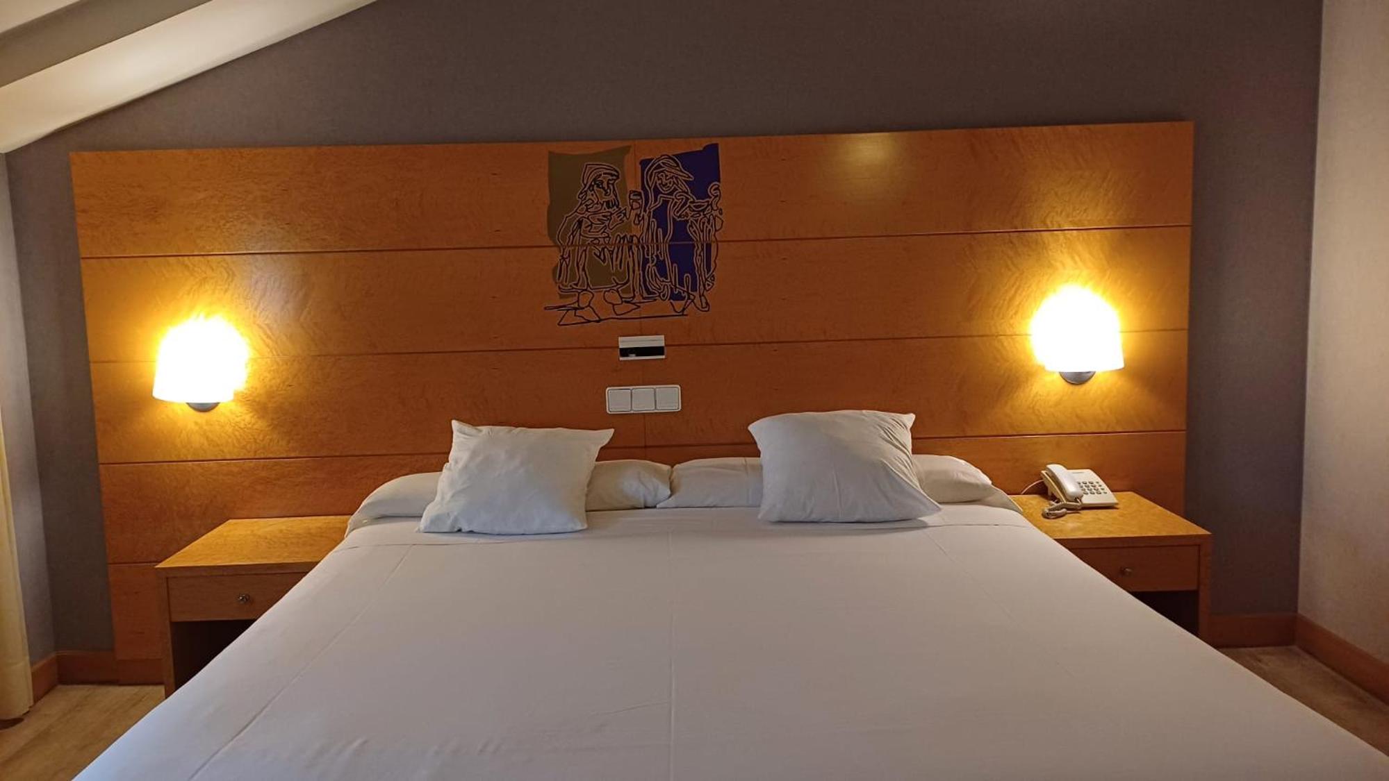 Double or Twin Room (2 Adults) - Photo 12