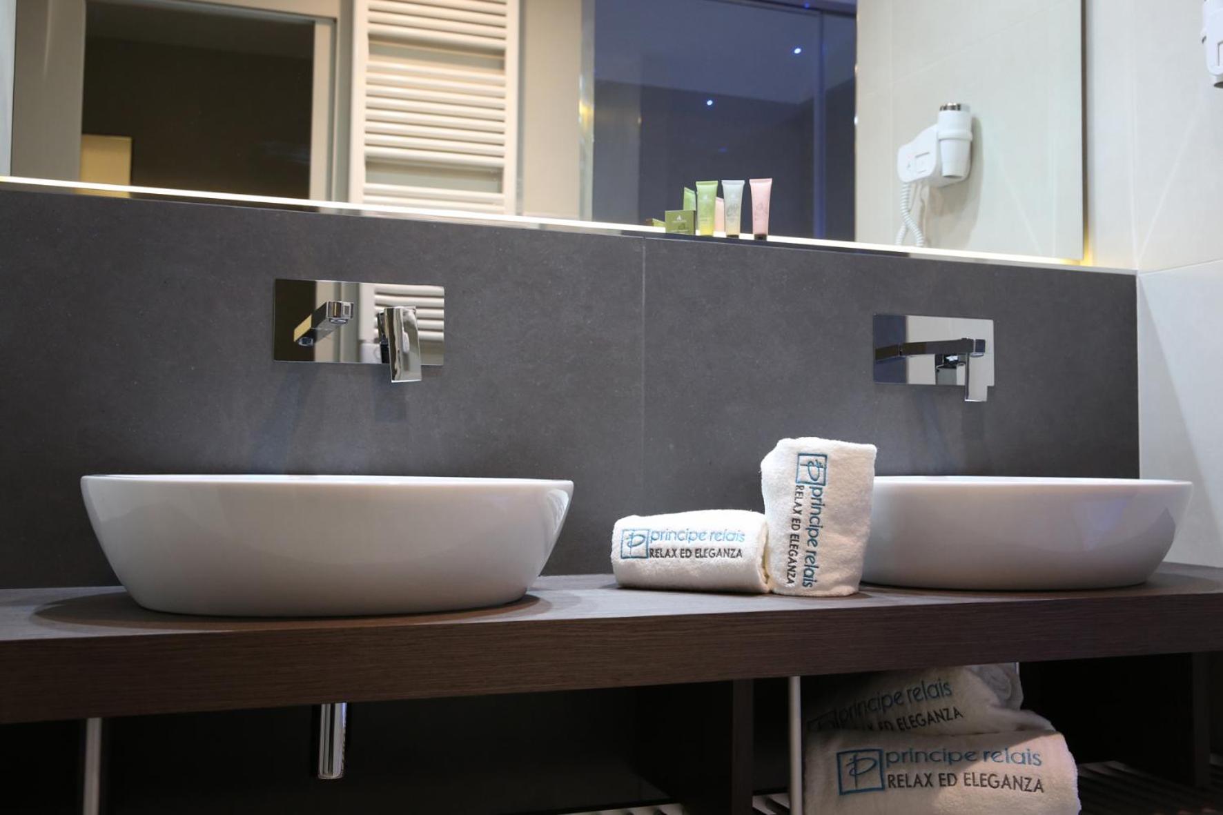 Deluxe Double Room with Balcony - Photo 6