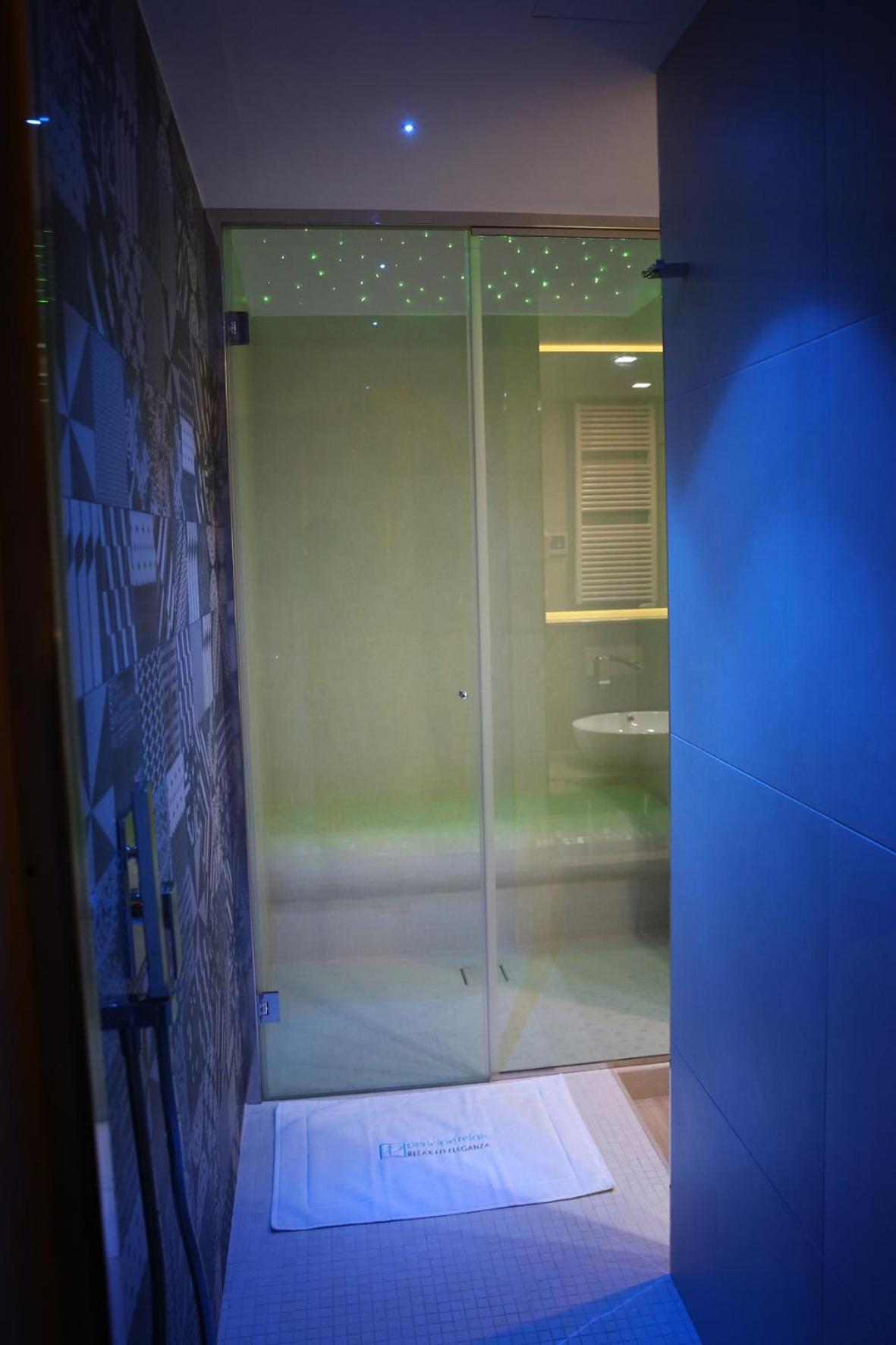 Deluxe Double Room with Balcony - Photo 7