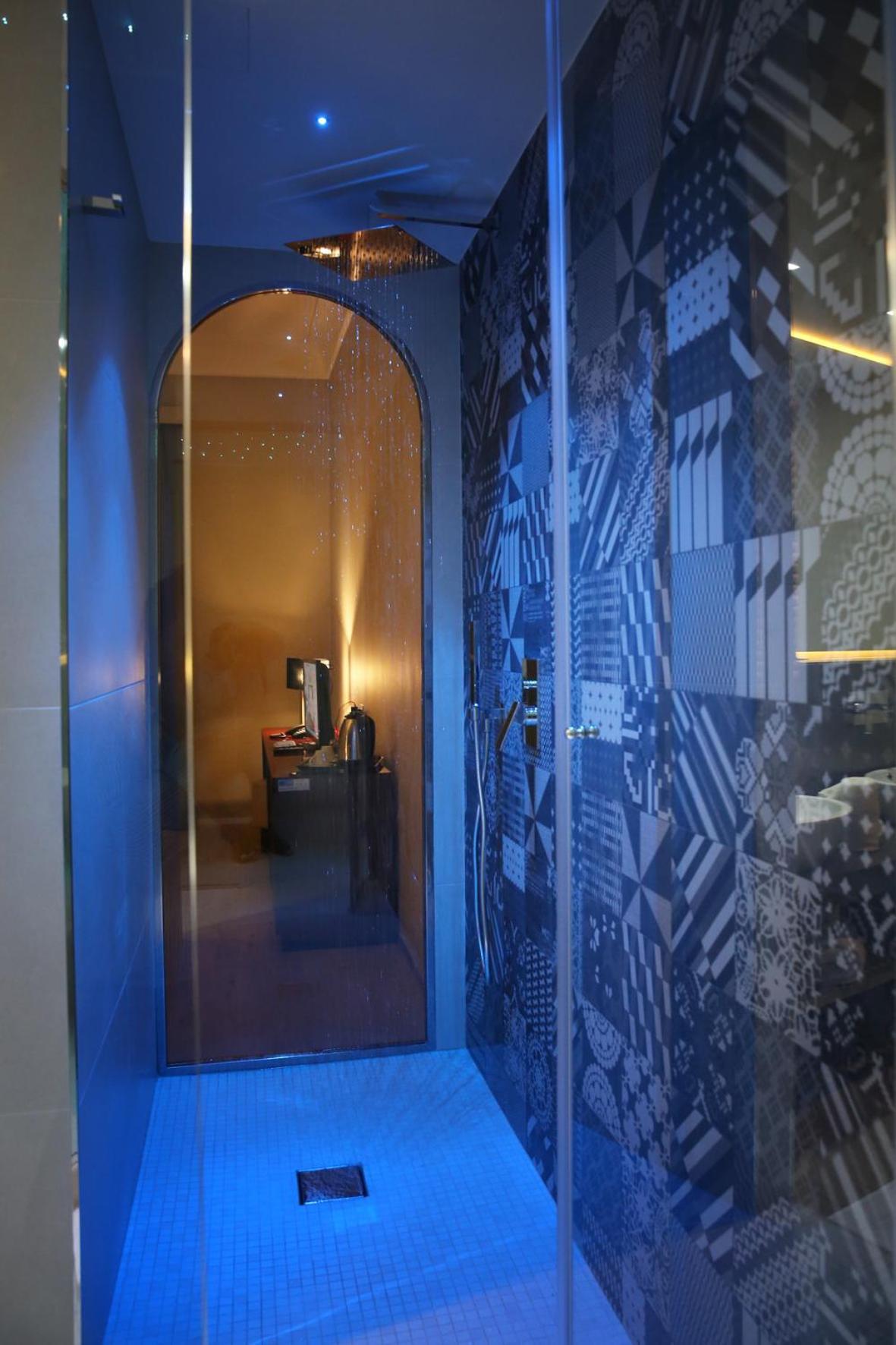 Deluxe Double Room with Balcony - Photo 4
