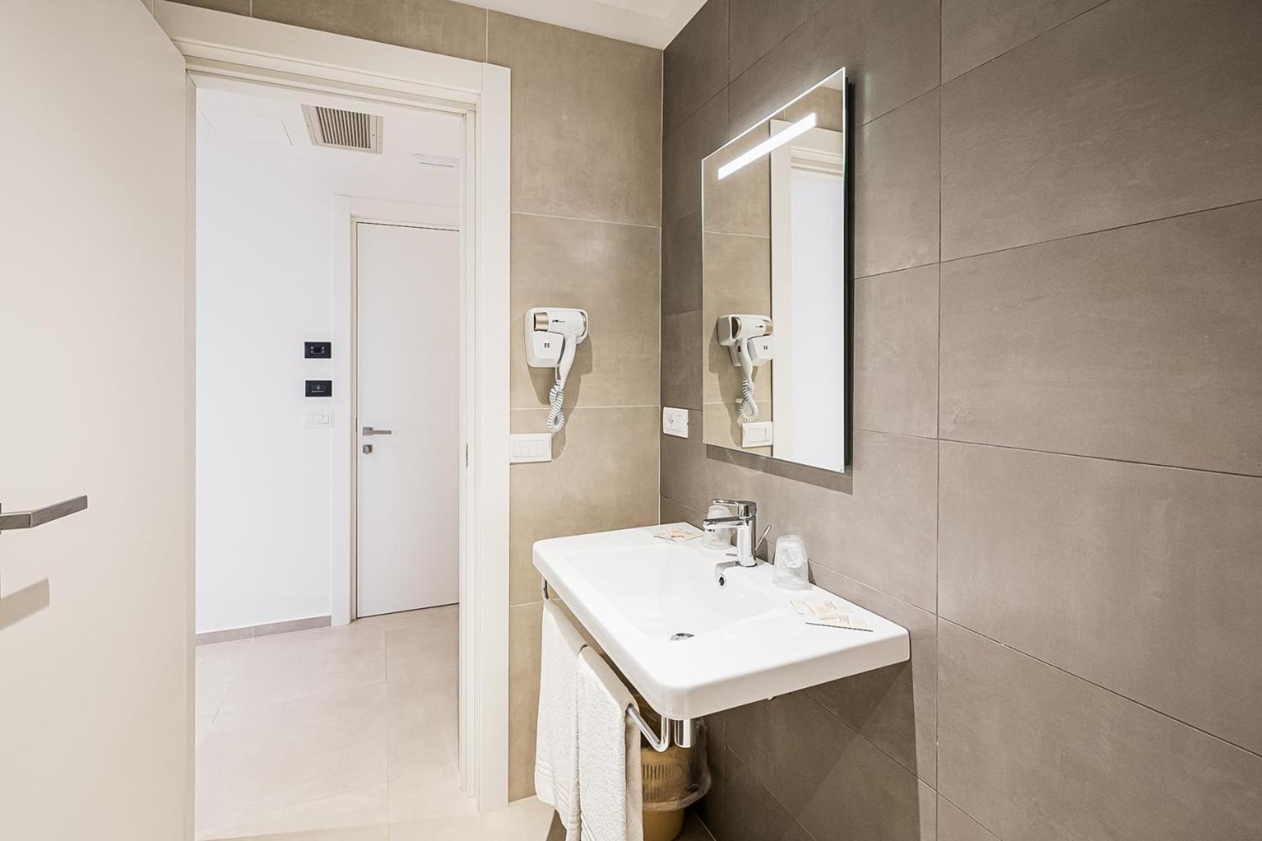 Double or Twin Room photo 3