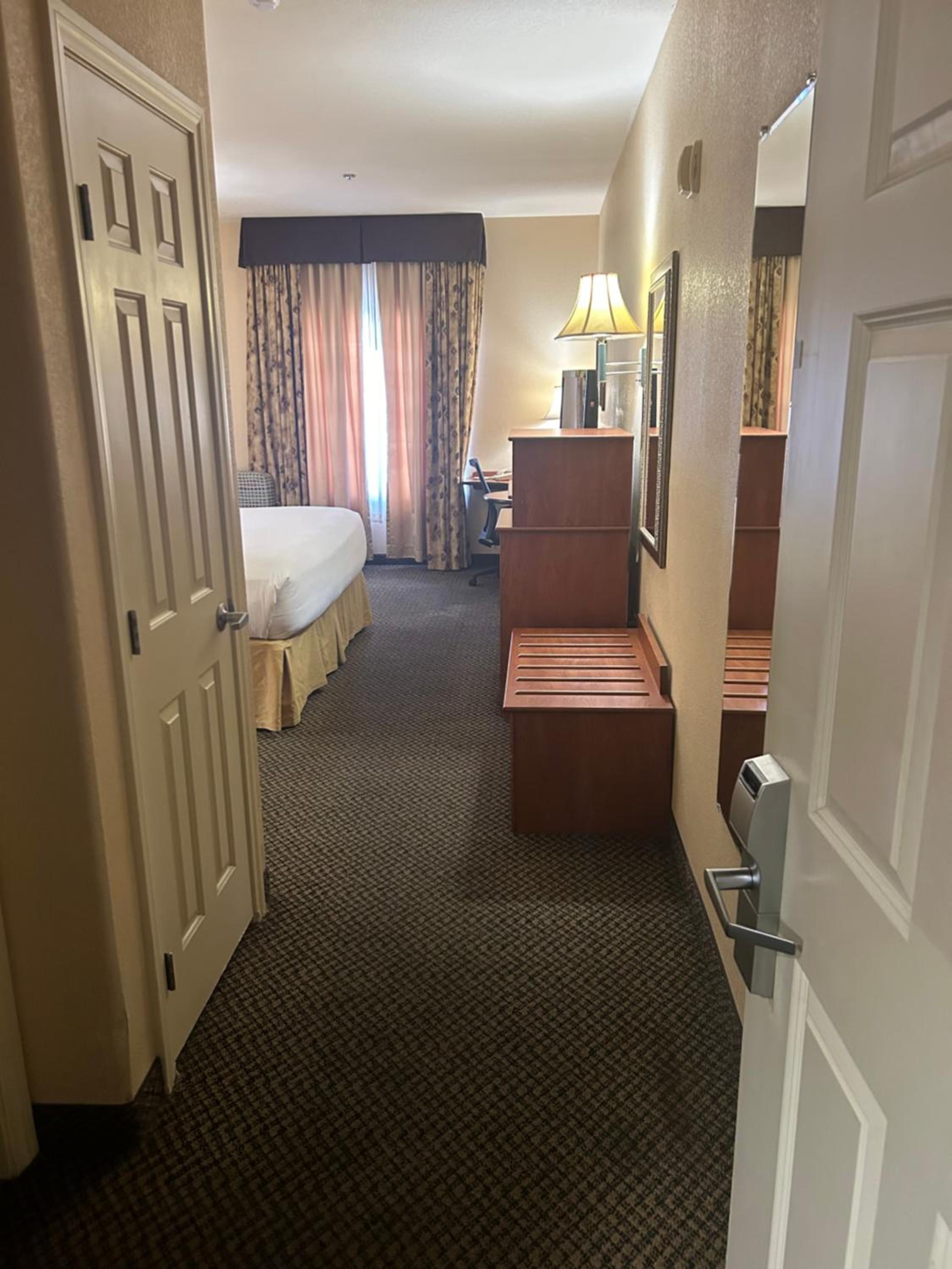 King Room with Roll In Shower - Non-Smoking