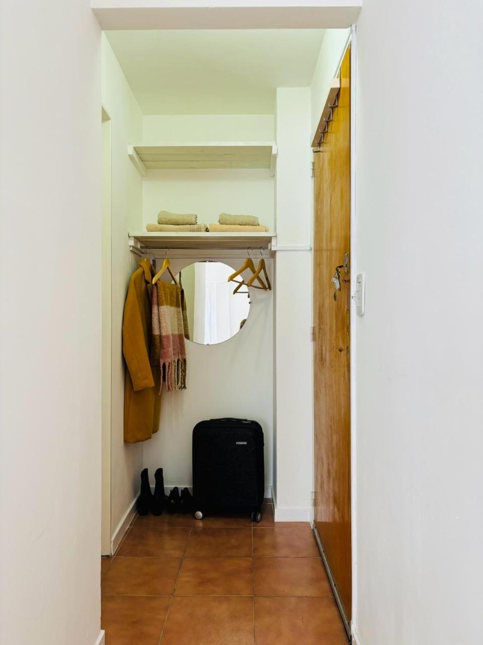 One-Bedroom Apartment photo 2