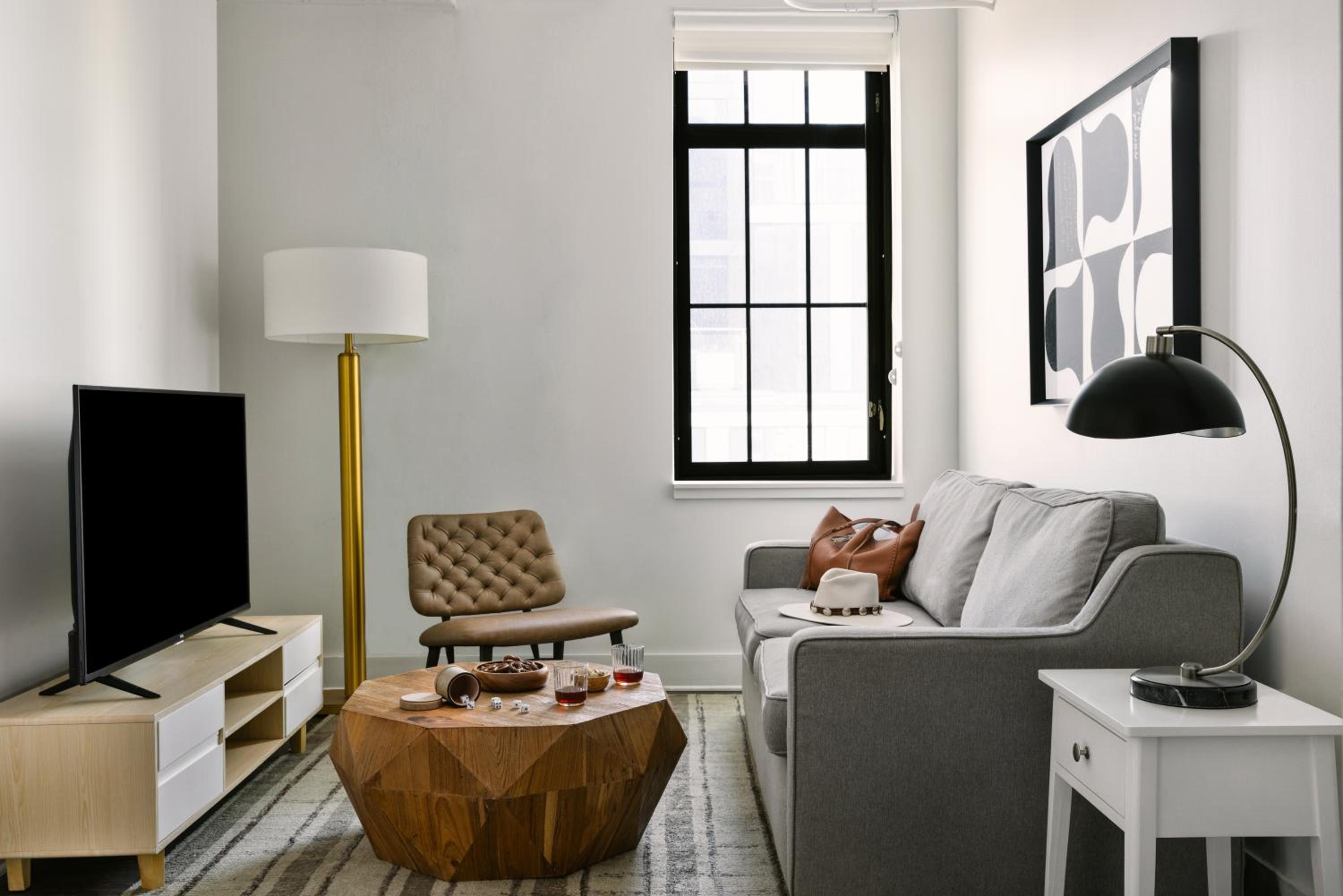 One-Bedroom Apartment with Queen and Sofa Bed photo 1