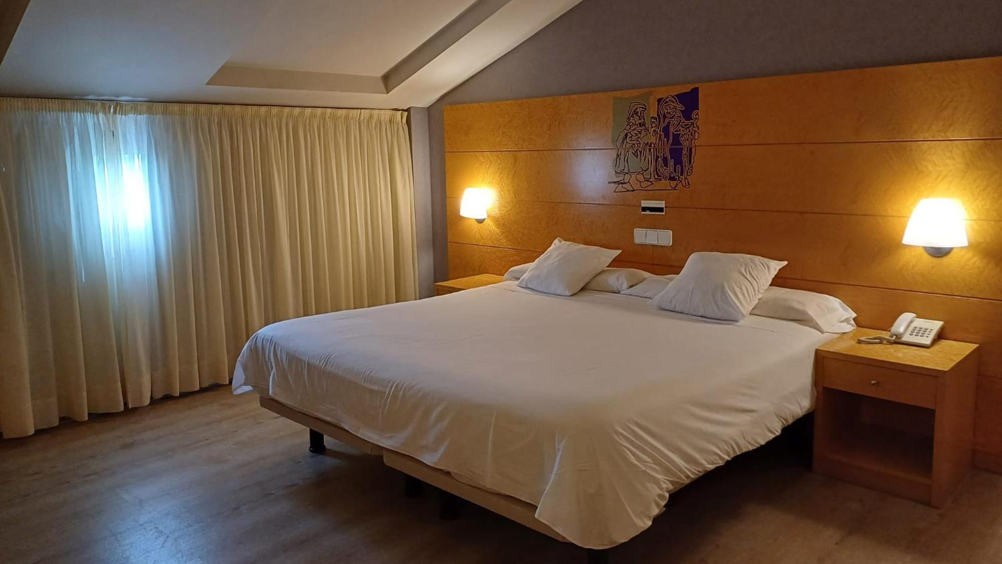 Double or Twin Room (2 Adults) - Photo 7