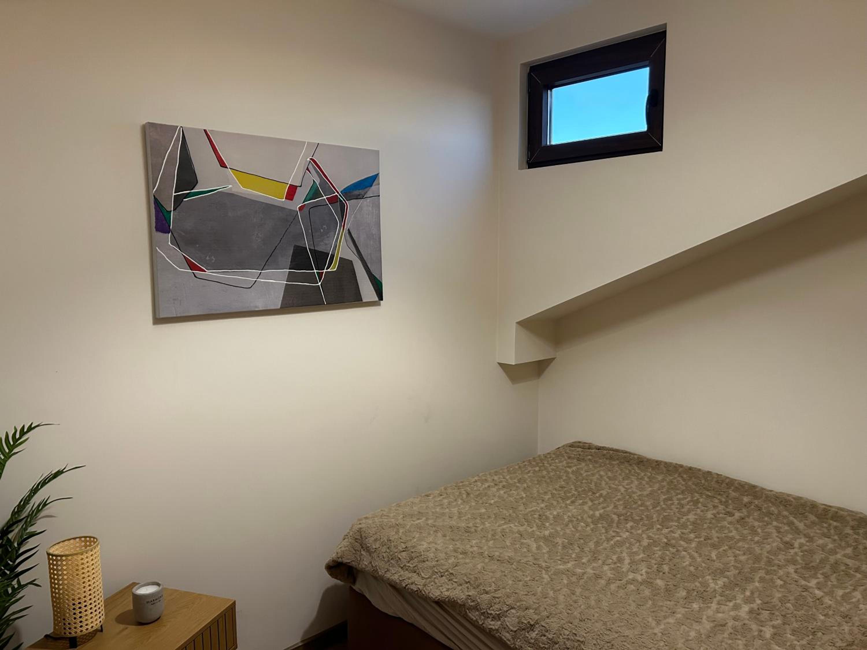 One-Bedroom Apartment photo 1