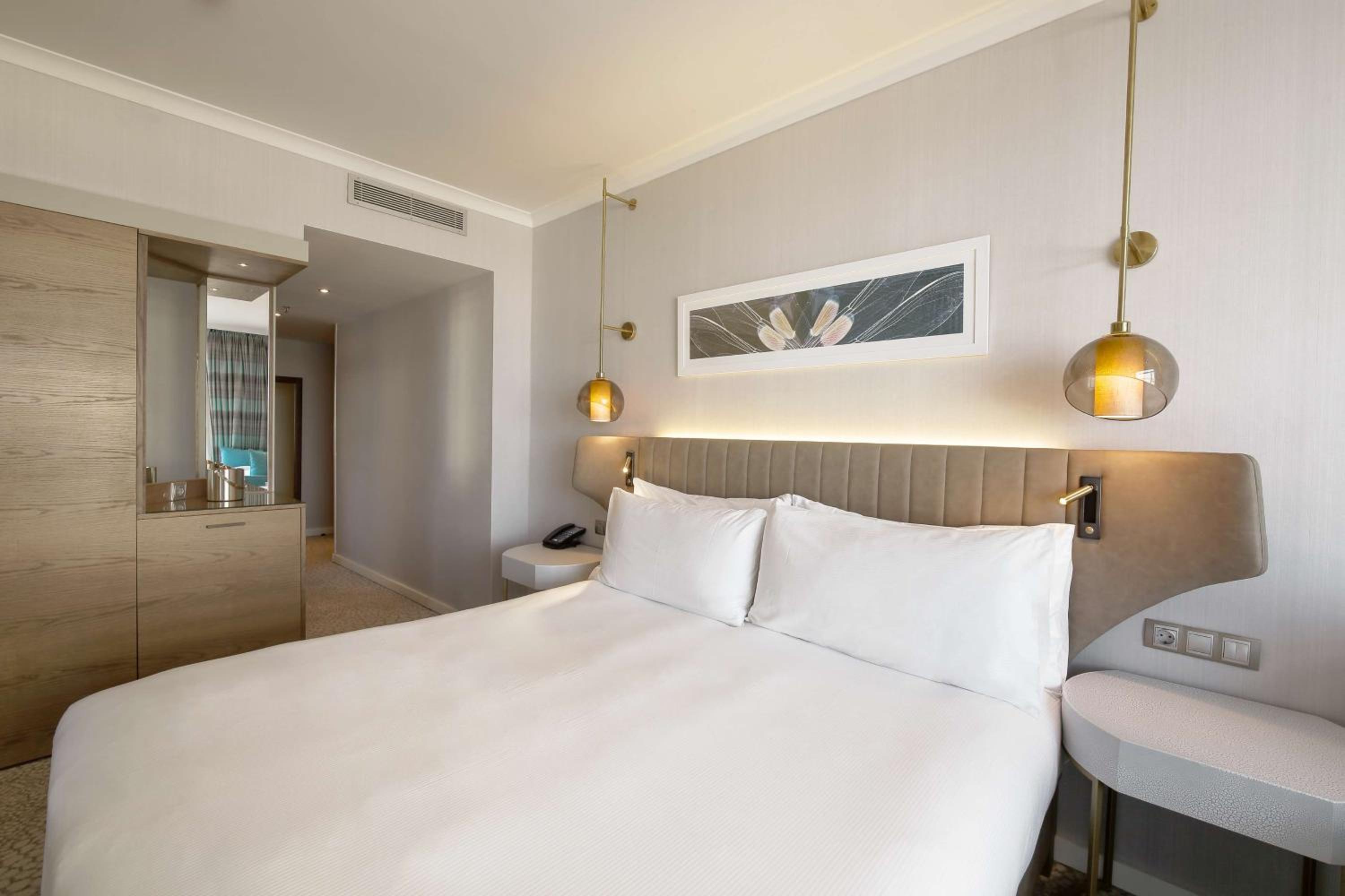 King Room with Sofa Bed thumbnail 5