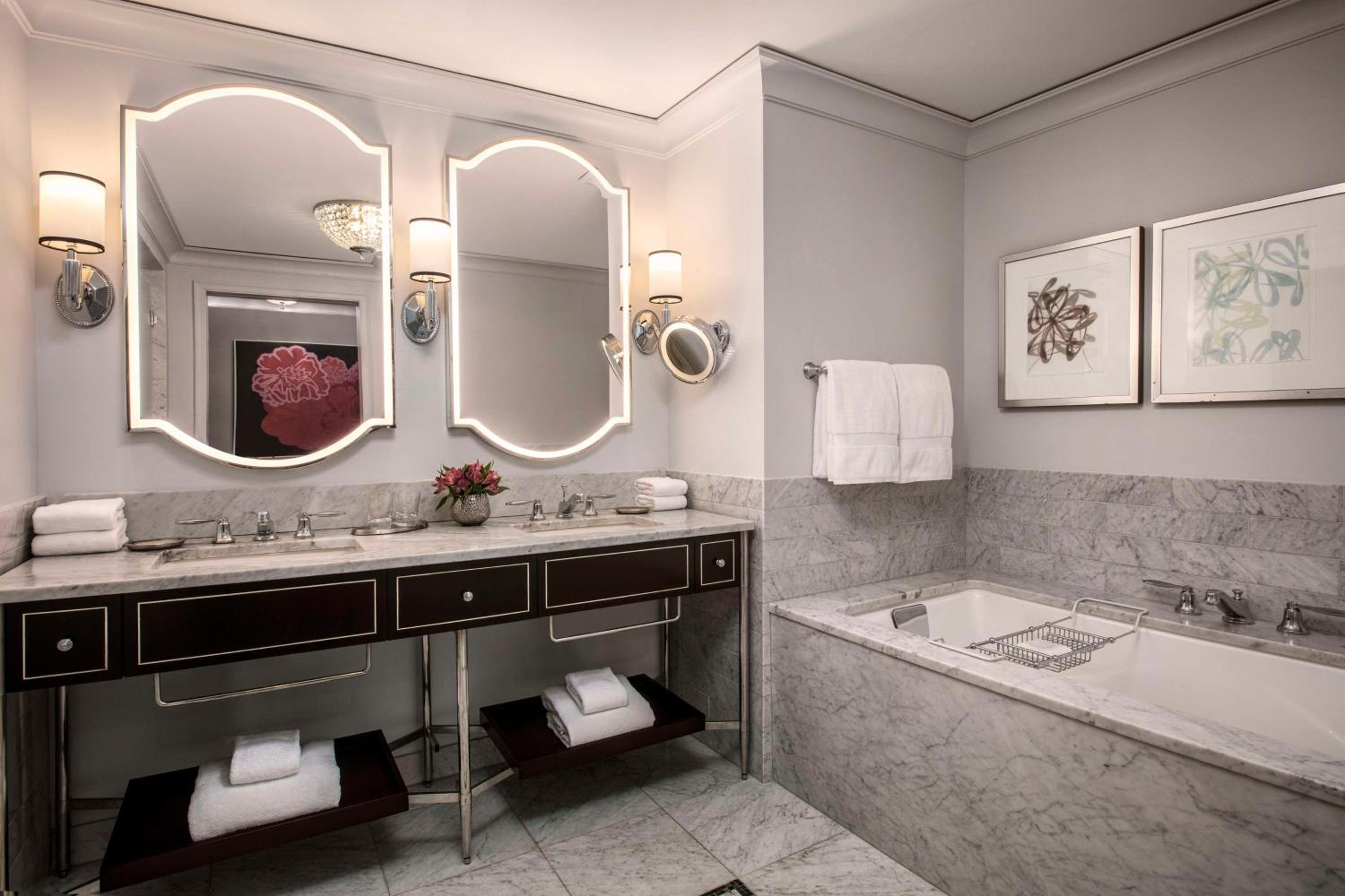 Deluxe Queen Room with Two Queen Beds - Photo 3