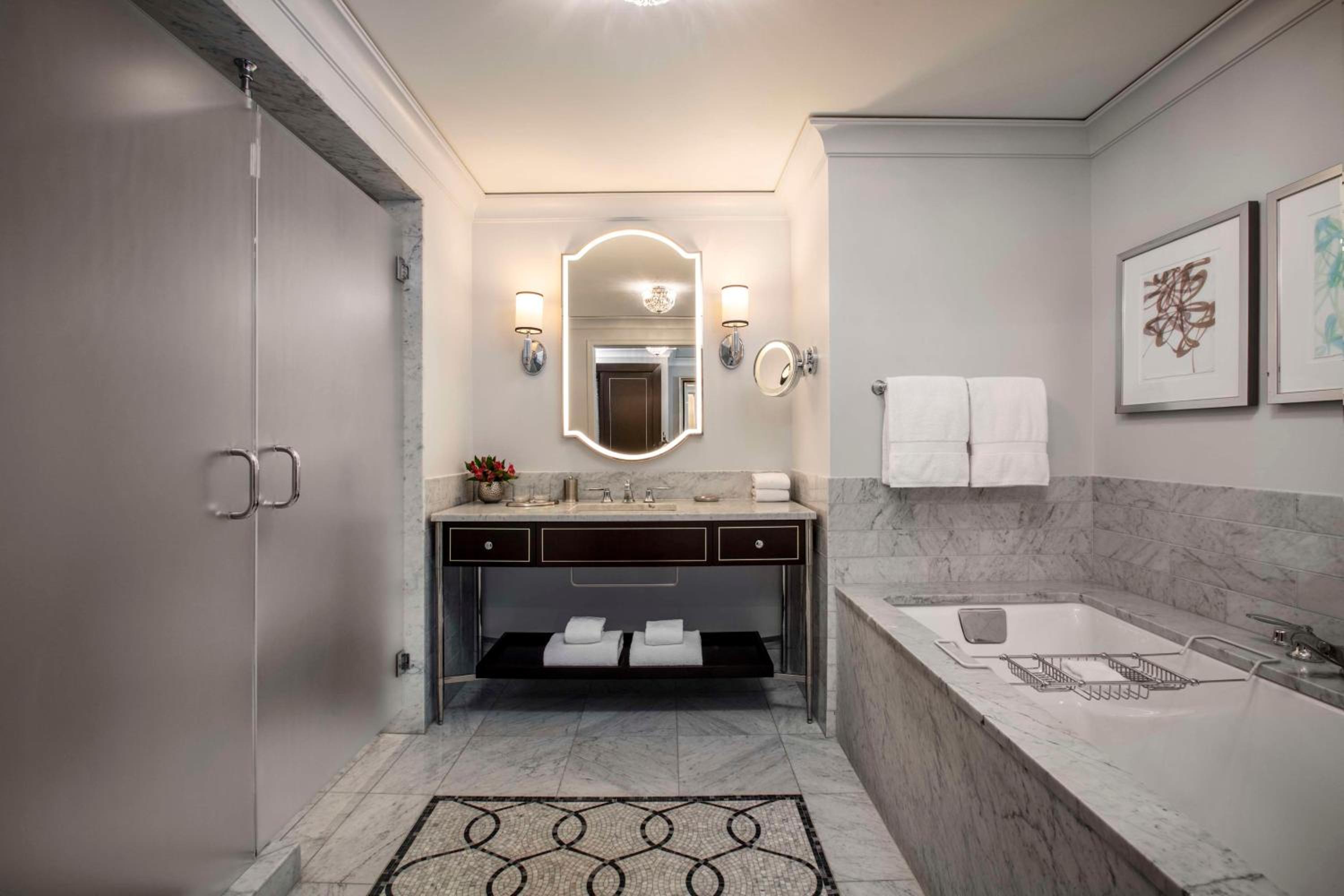Deluxe King Room with Fireplace - Photo 4
