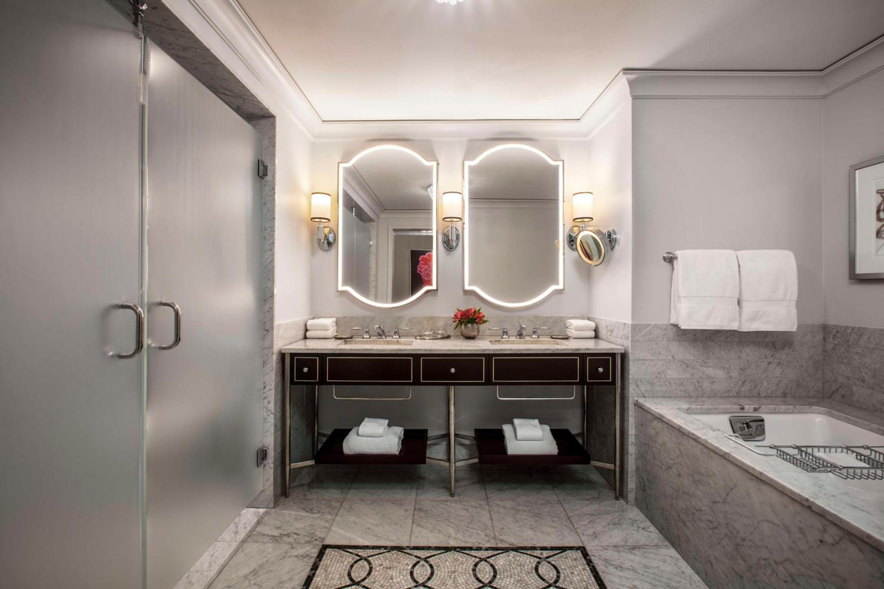 Deluxe Queen Room with Two Queen Beds - Photo 5