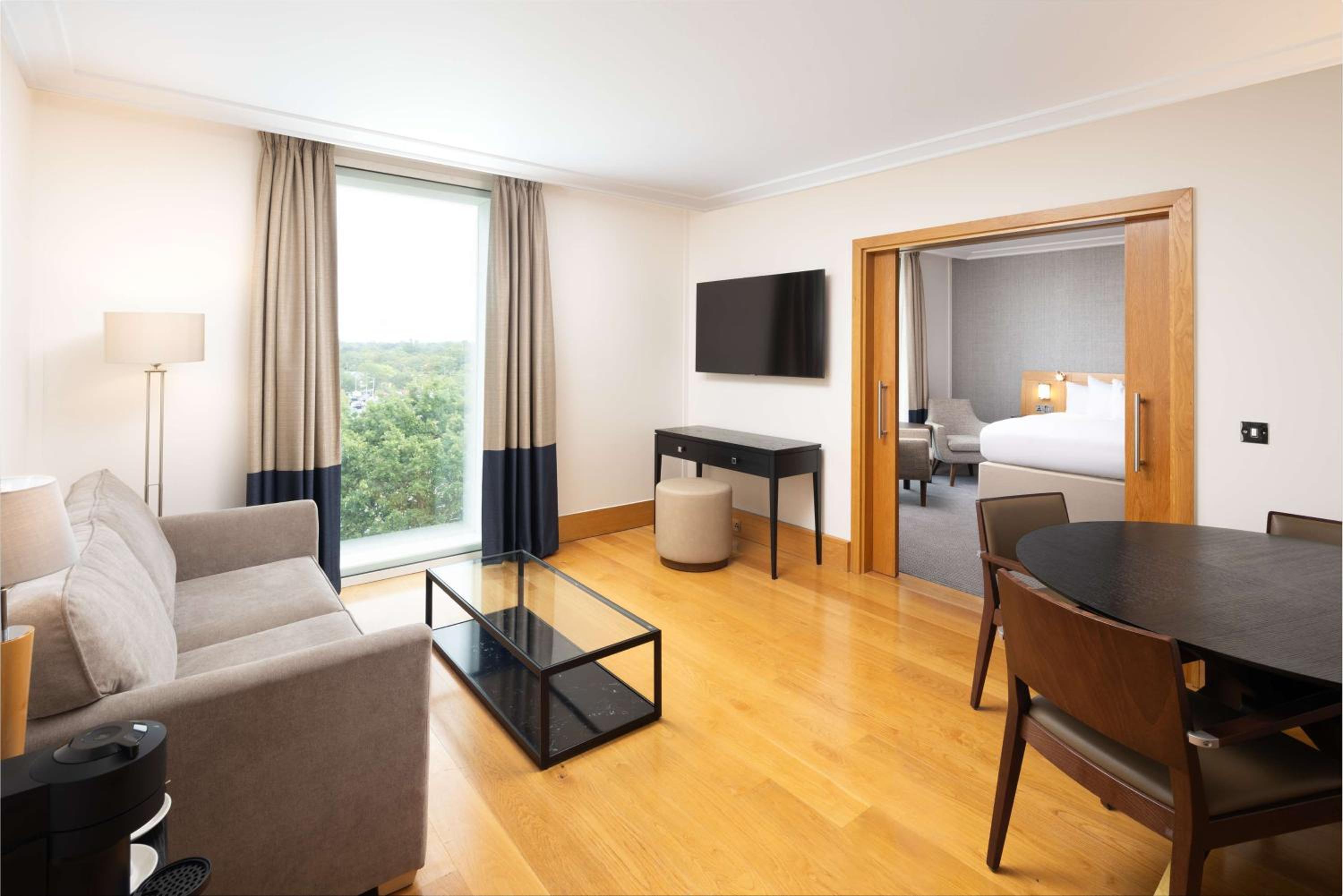 King Suite with Lounge - Photo 10
