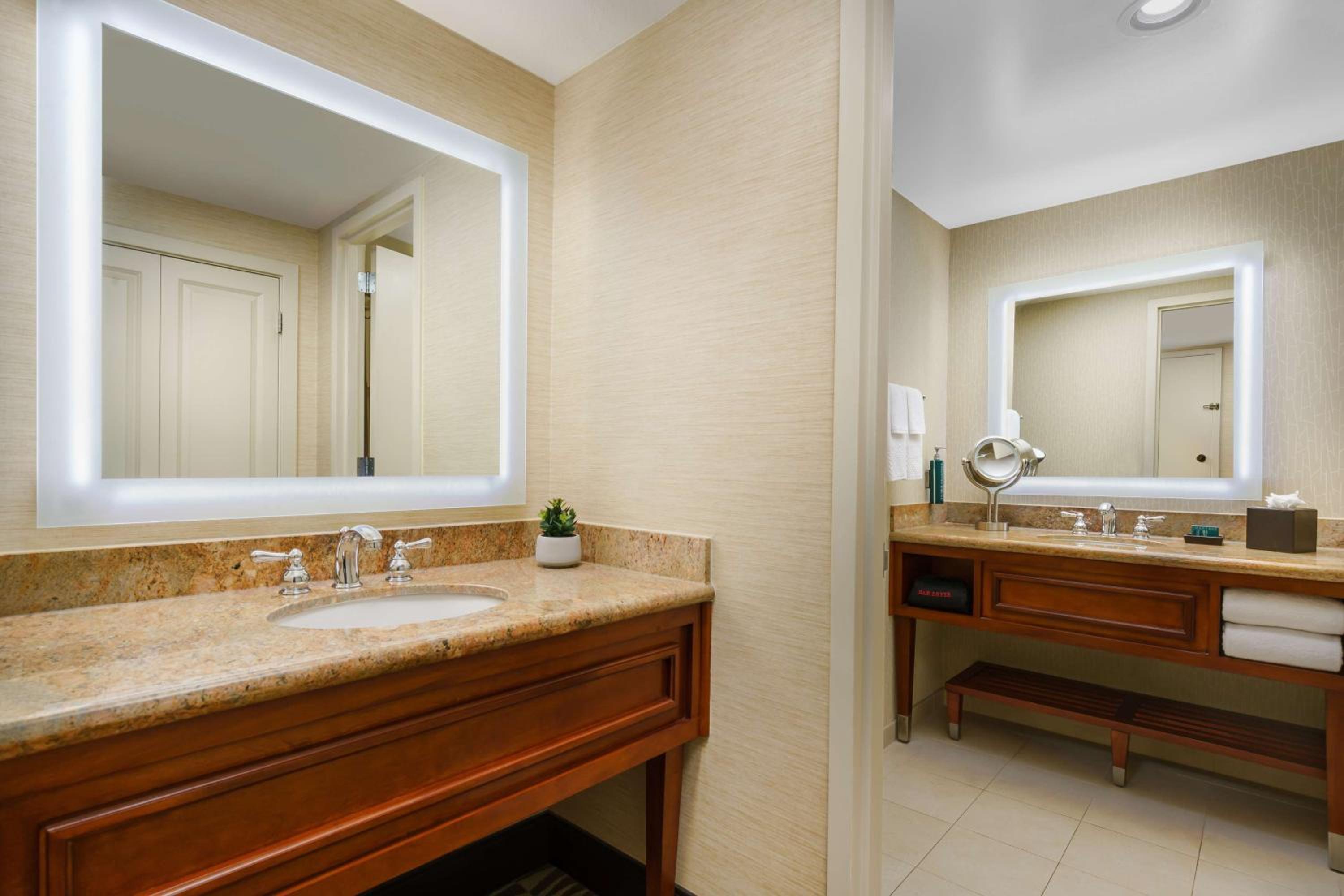 Junior King Suite - Photo 3