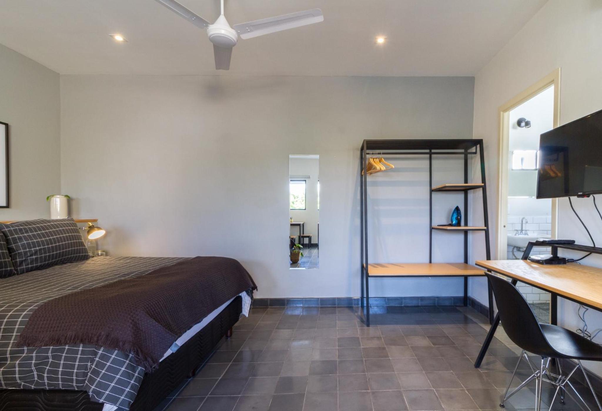 Double Room with Private Bathroom - Photo 13