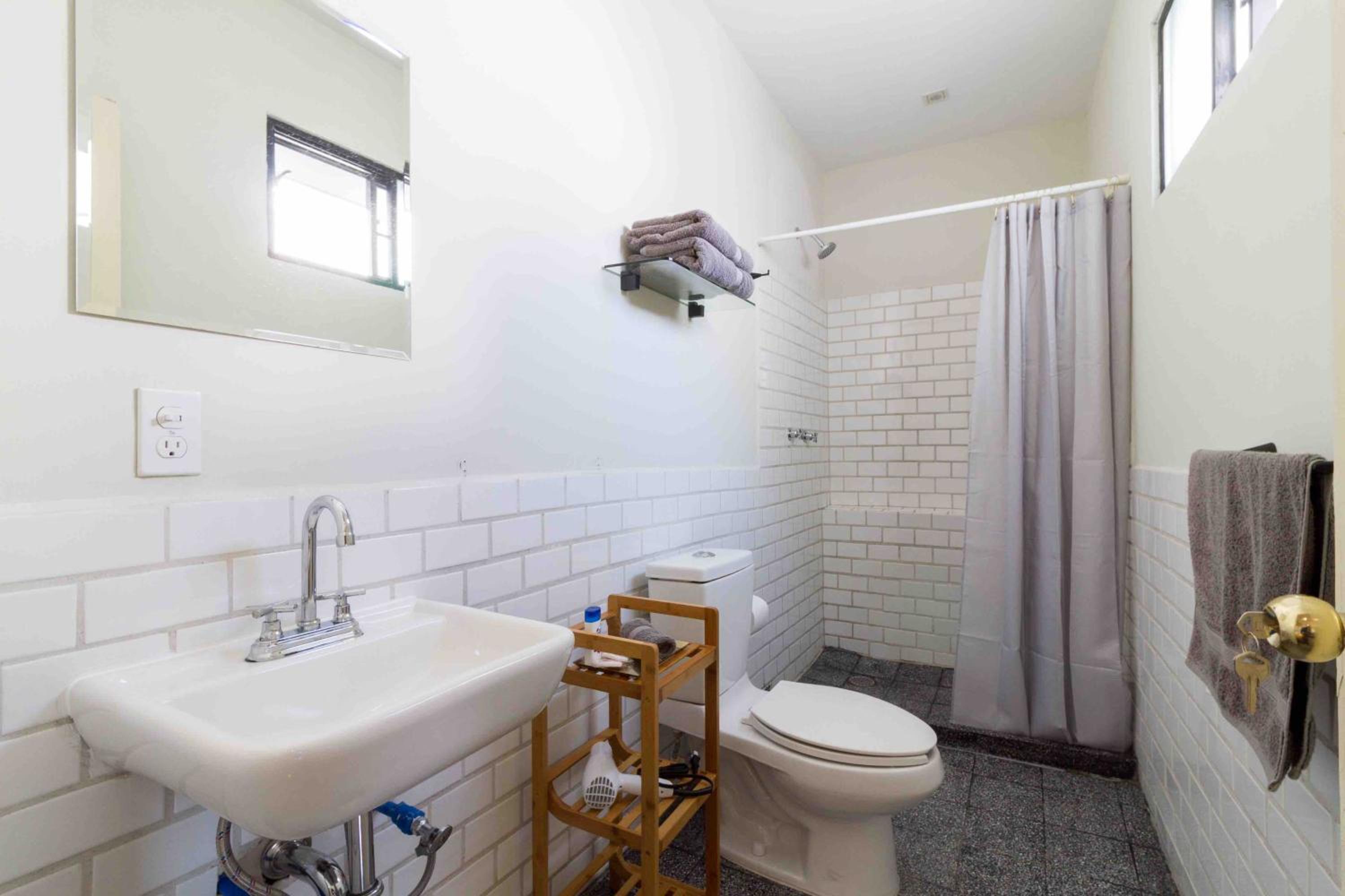 Double Room with Private Bathroom - Photo 6