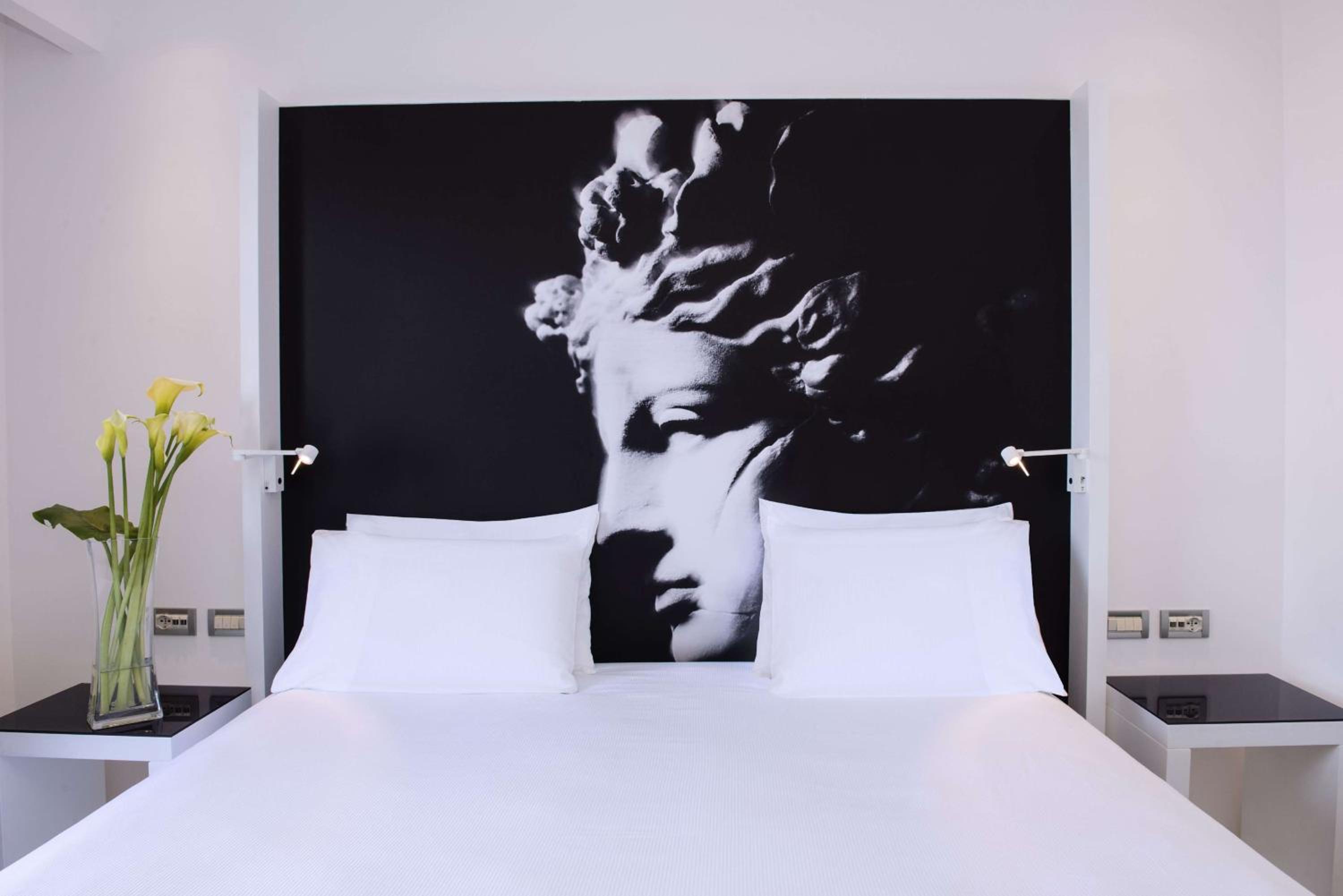 Superior King Room with Sea View thumbnail 5