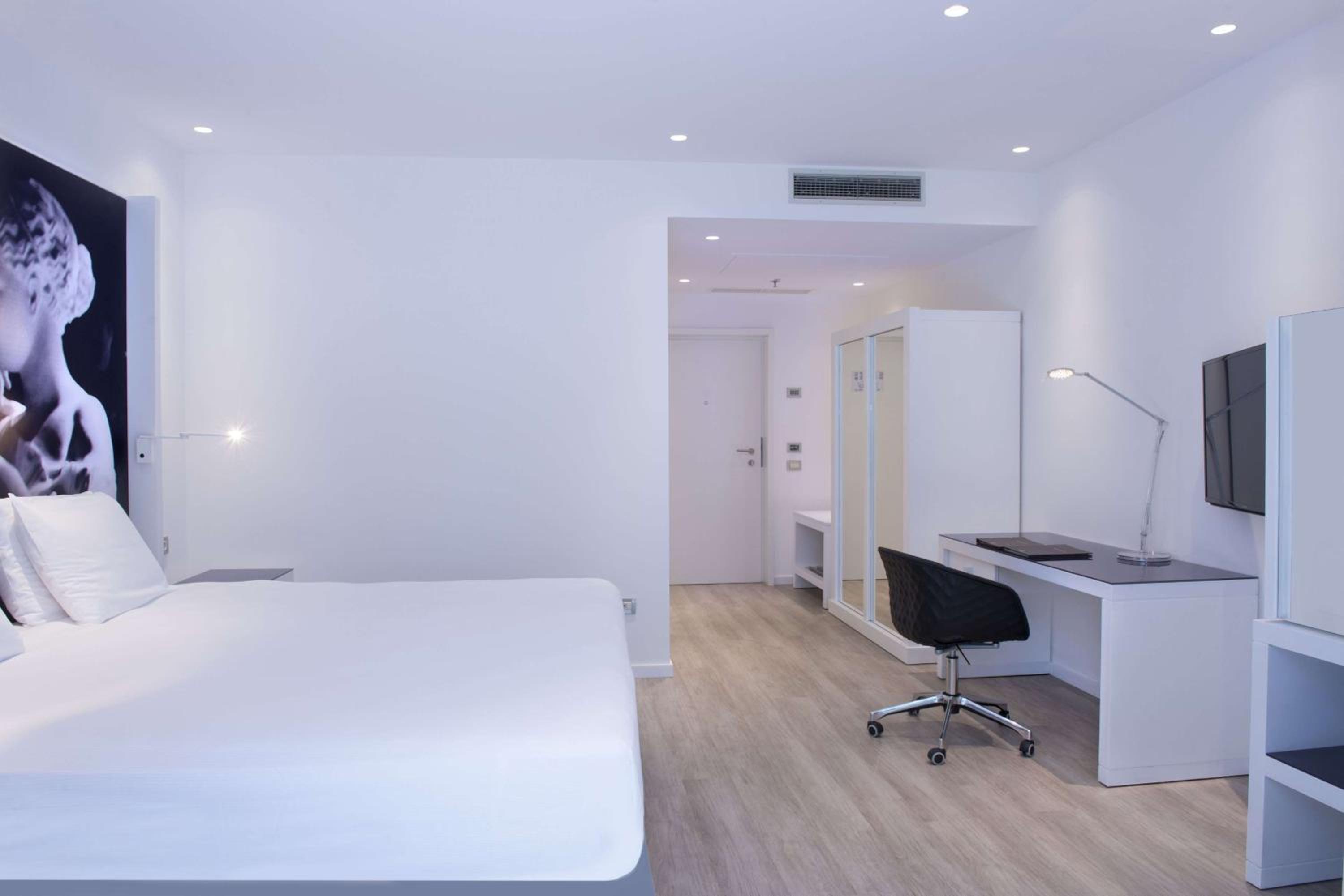 Superior King Room - Photo 9