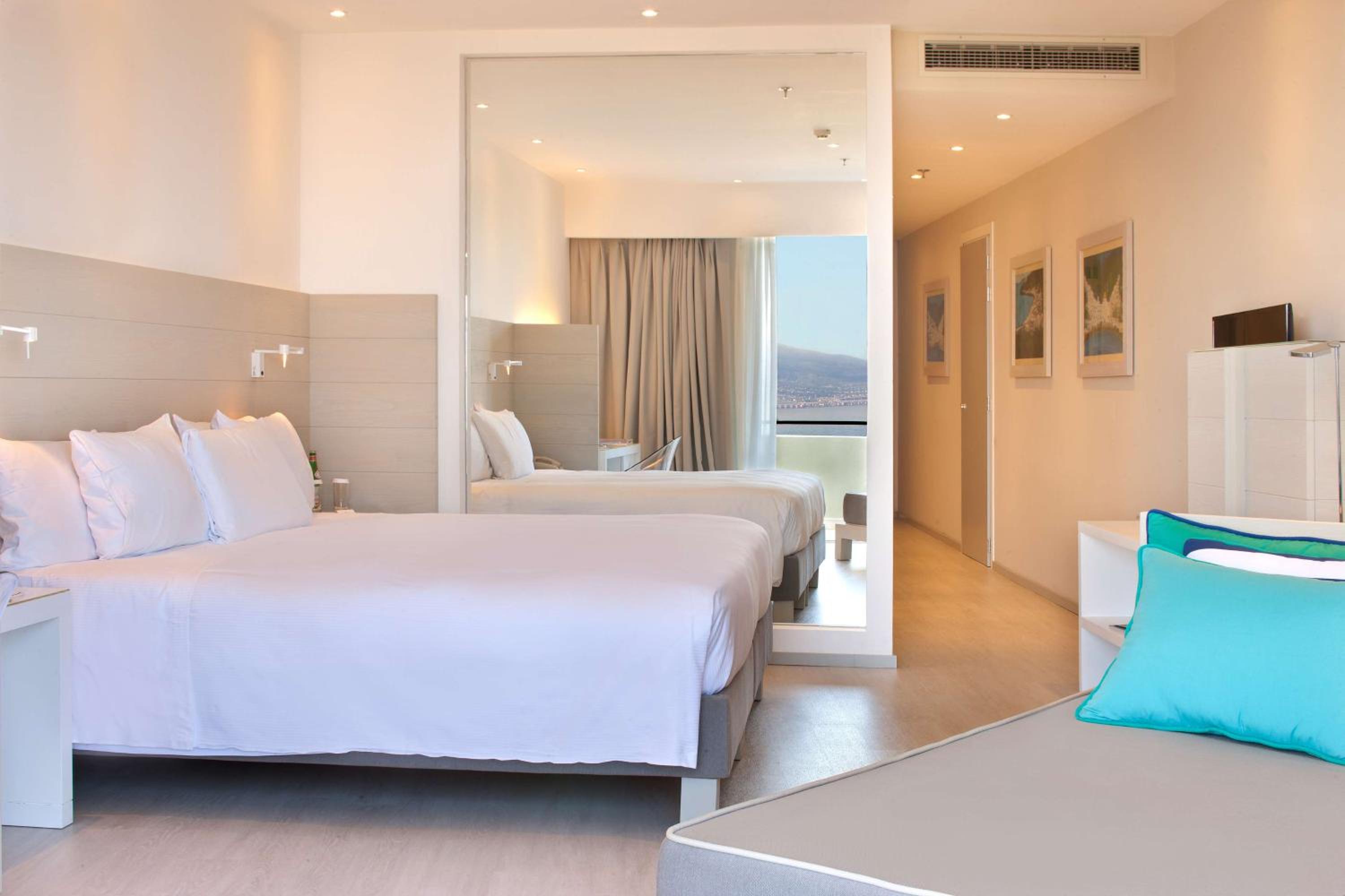 Executive Triple Room with Sea View thumbnail 5