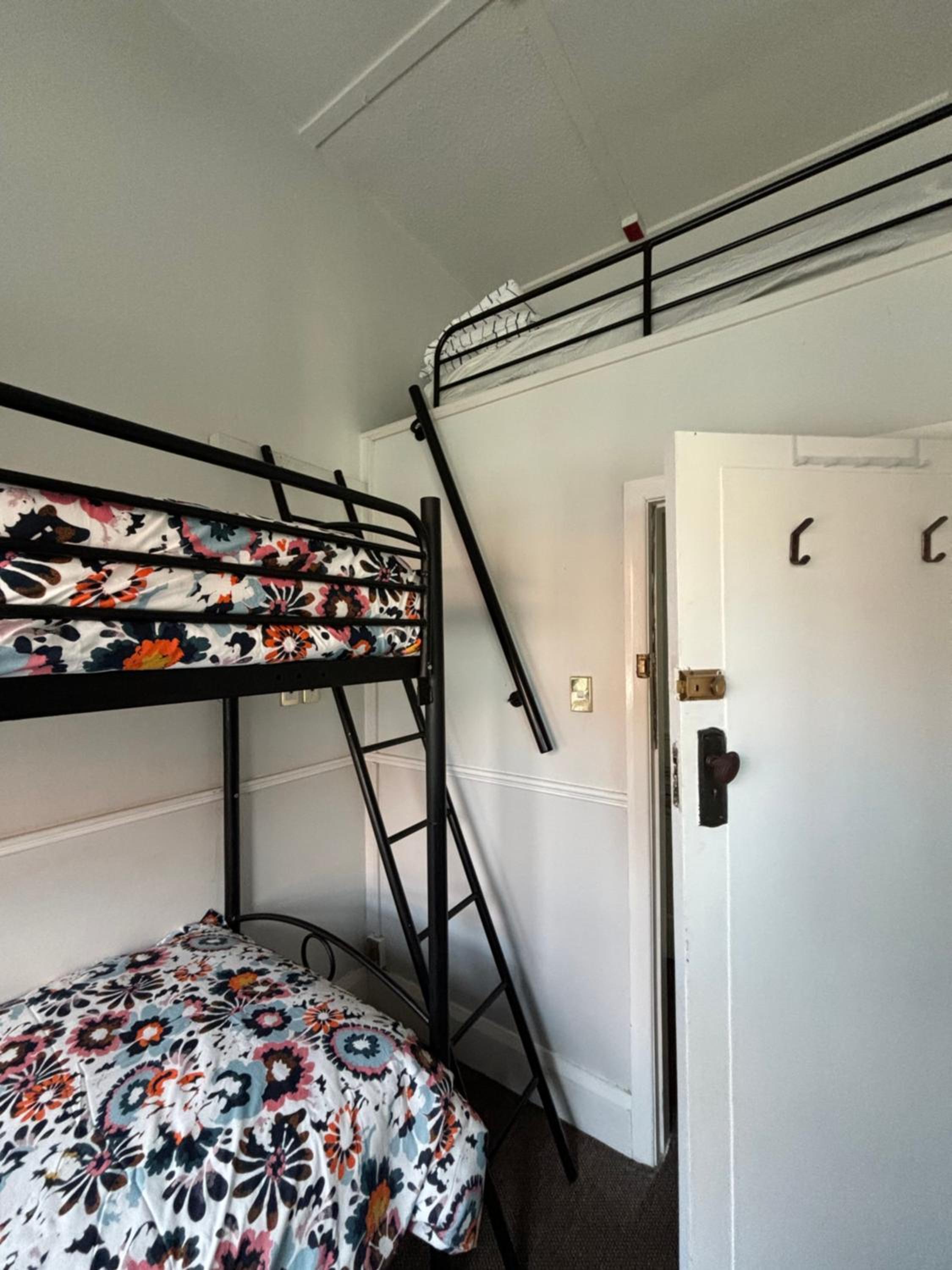 Basic Triple Room with Shared Bathroom photo 1
