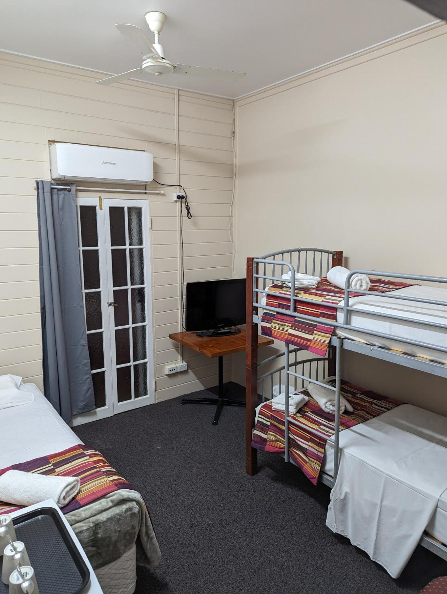 Basic Triple Room With Shared Bathroom photo 2