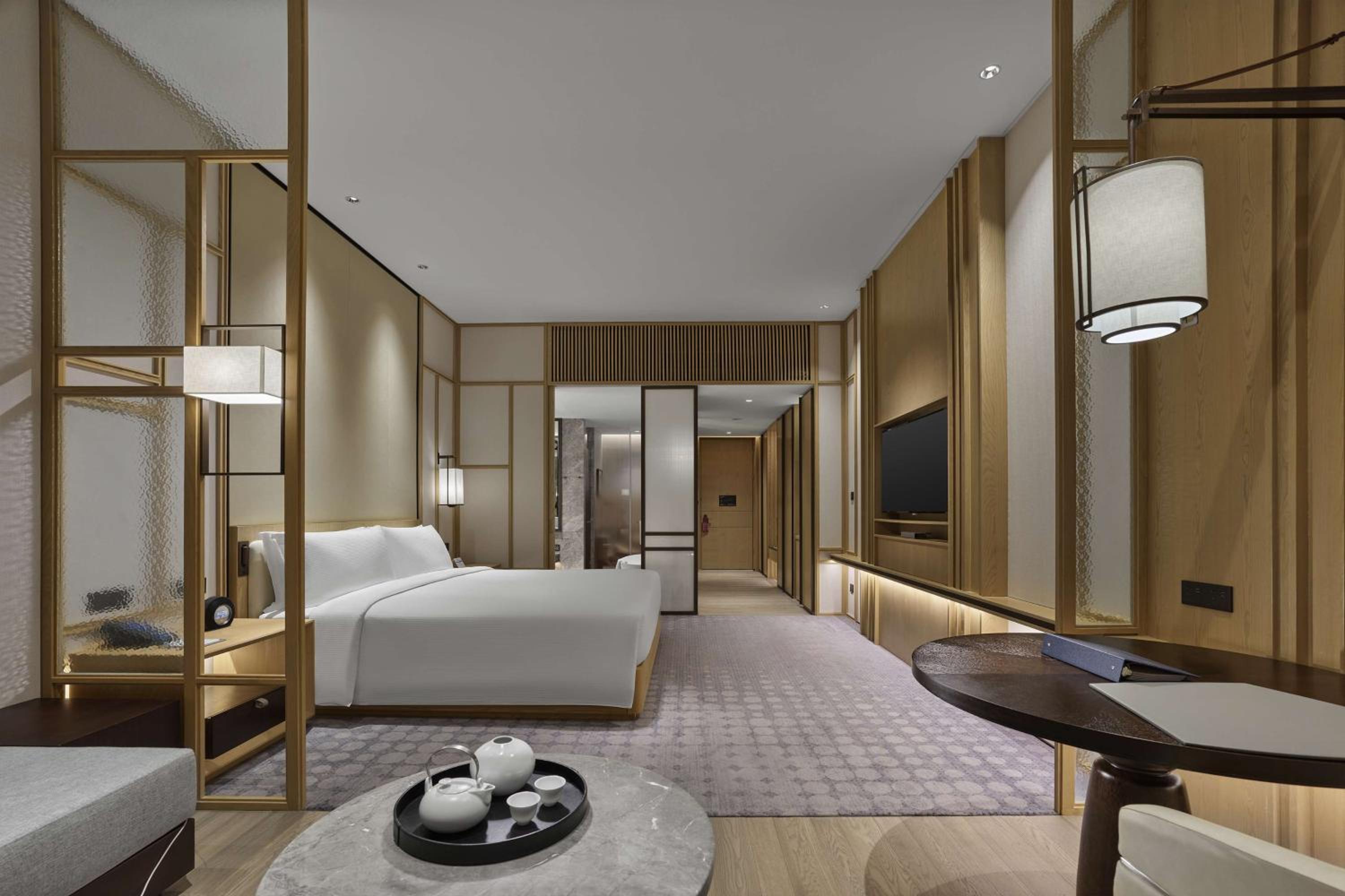 Deluxe King Room - Photo 4