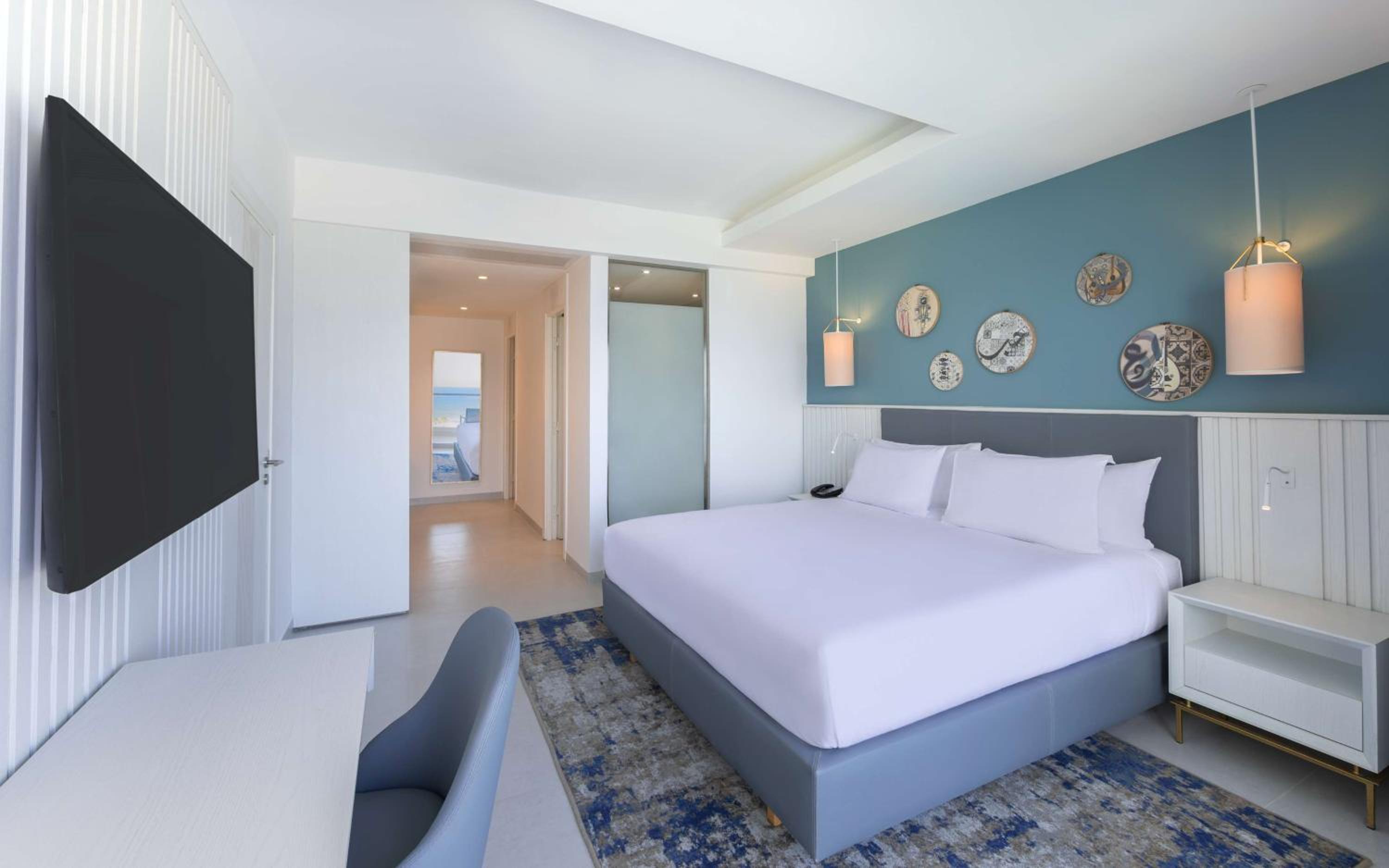 One-Bedroom King Suite with Partial Sea View - Photo 3