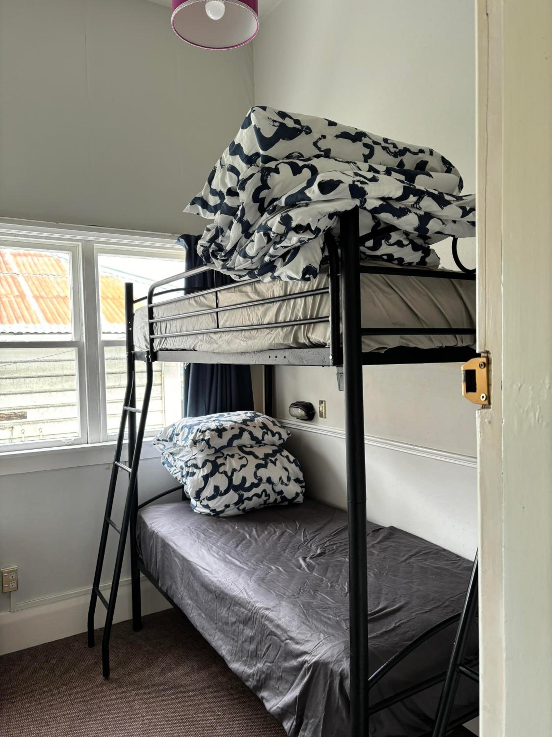 Basic Triple Room with Shared Bathroom photo 2