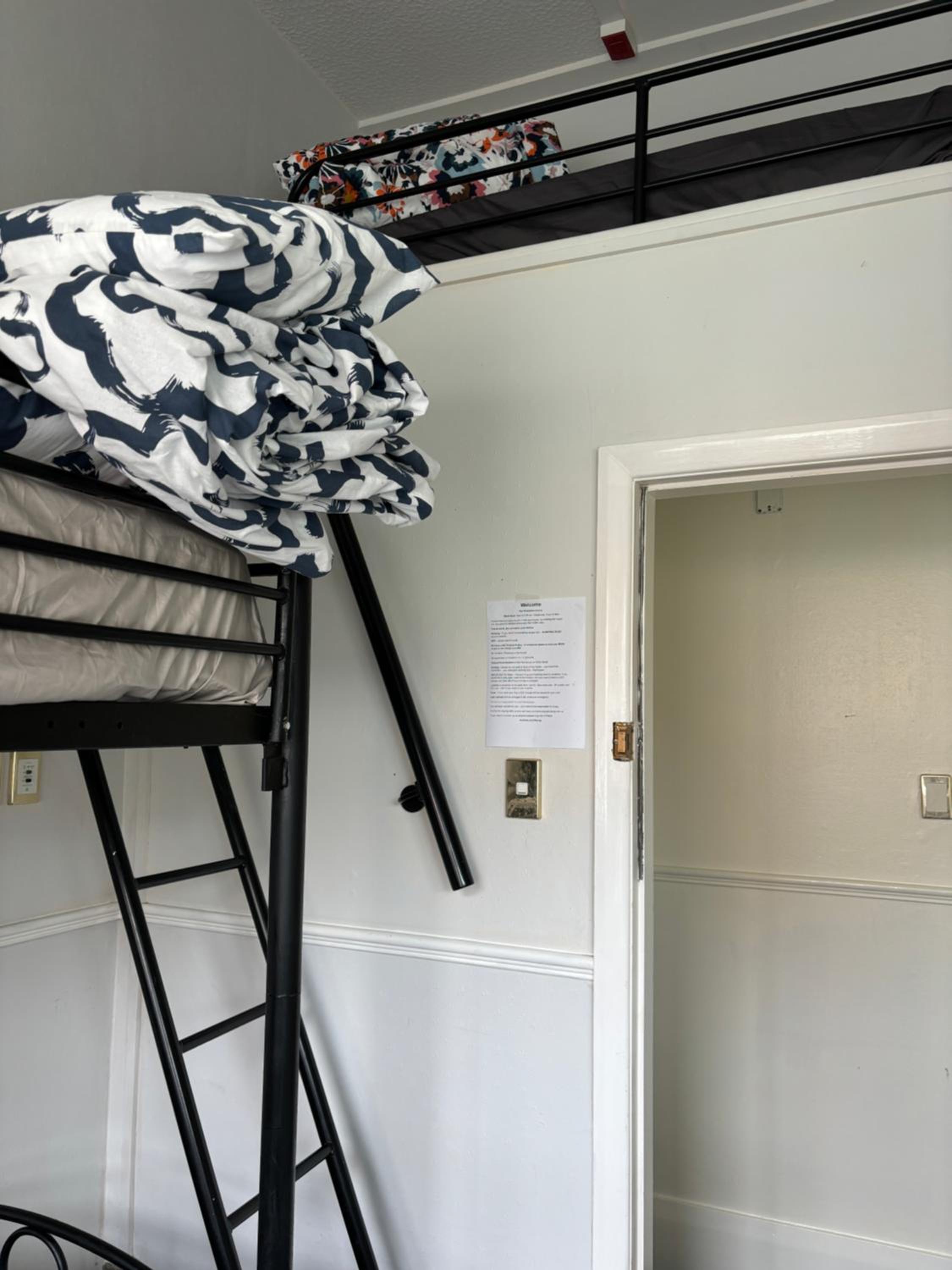 Basic Triple Room with Shared Bathroom photo 3