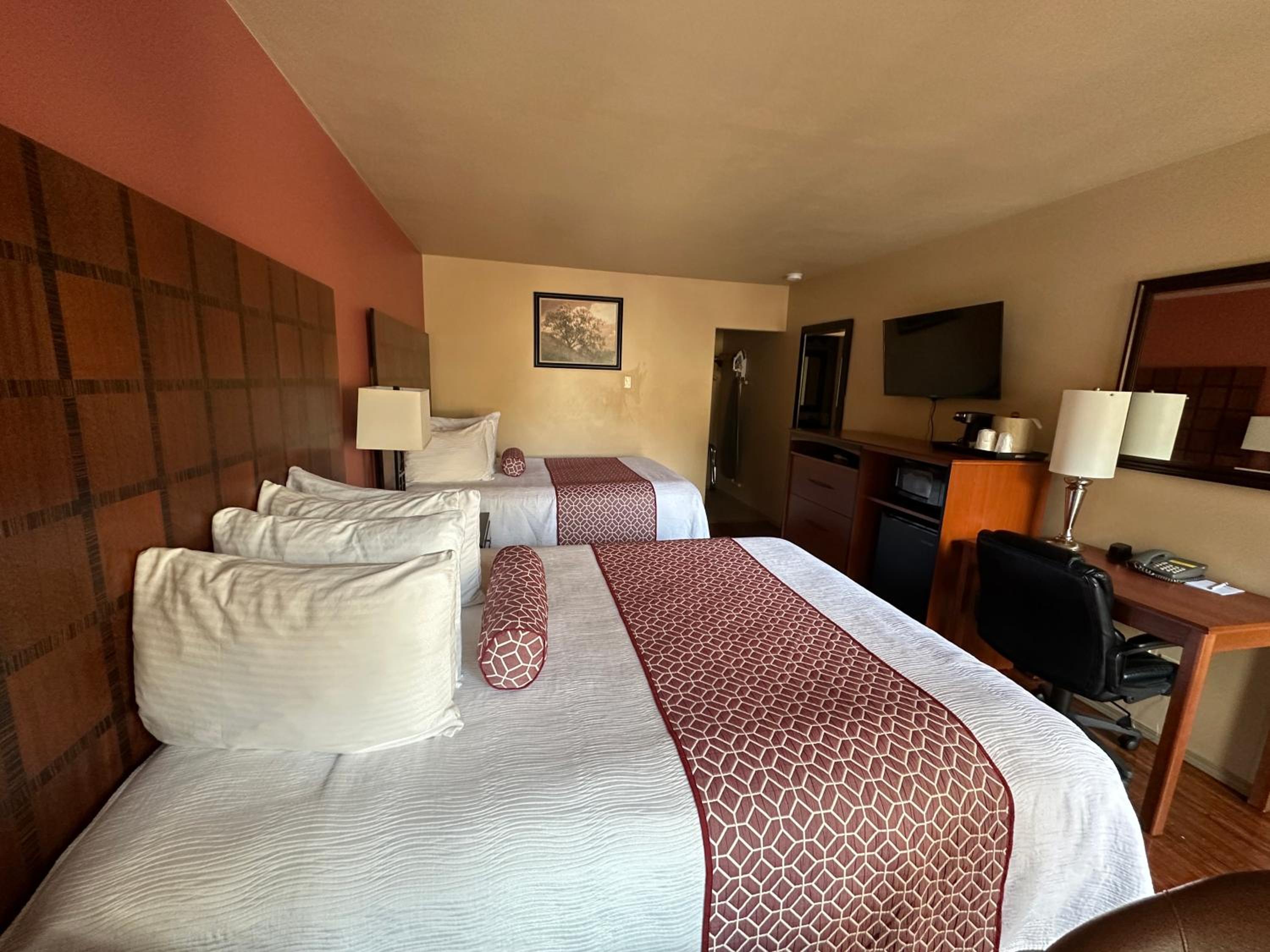 Queen Room with Two Queen Beds photo 2