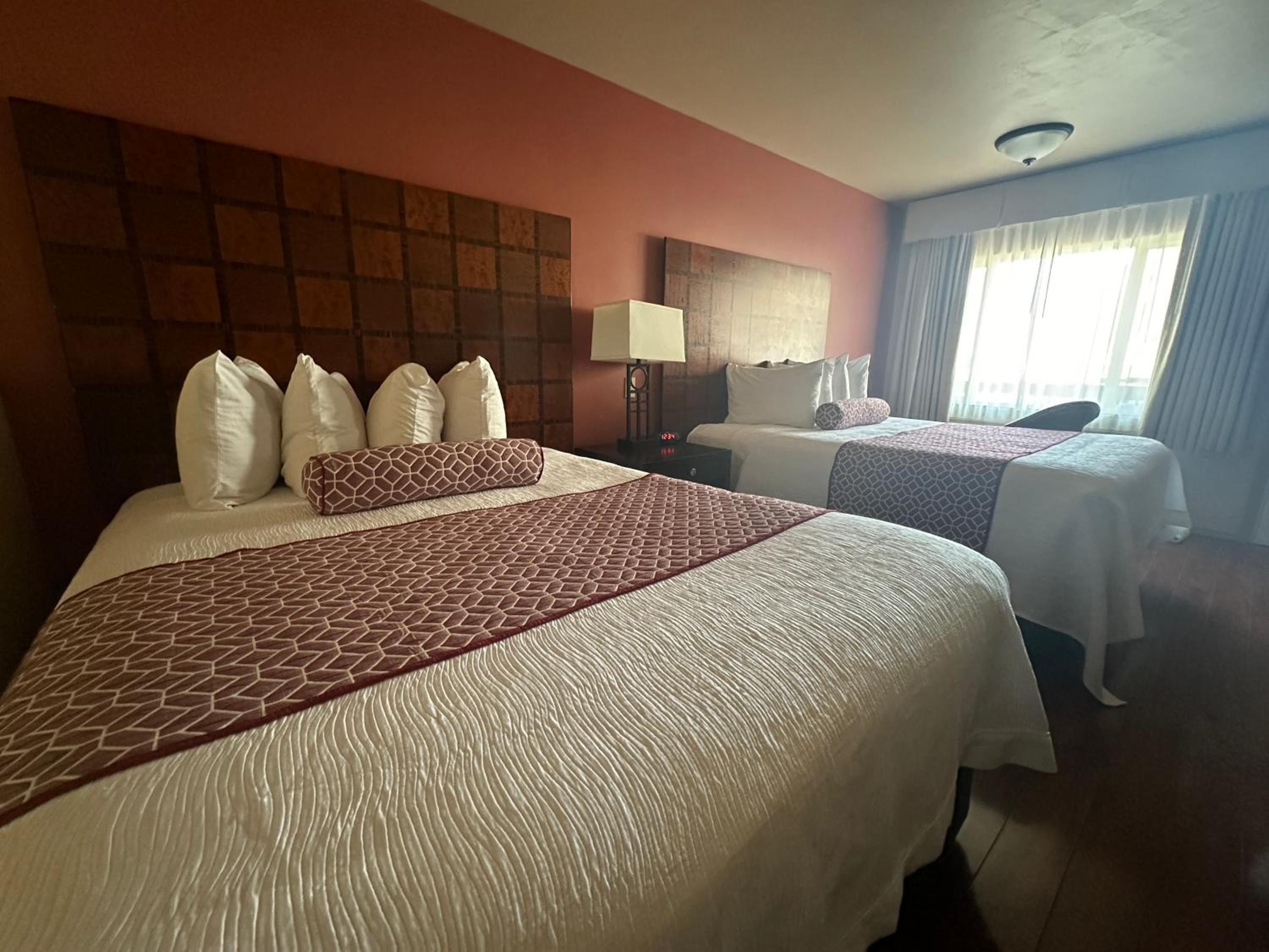 Queen Room with Two Queen Beds photo 3