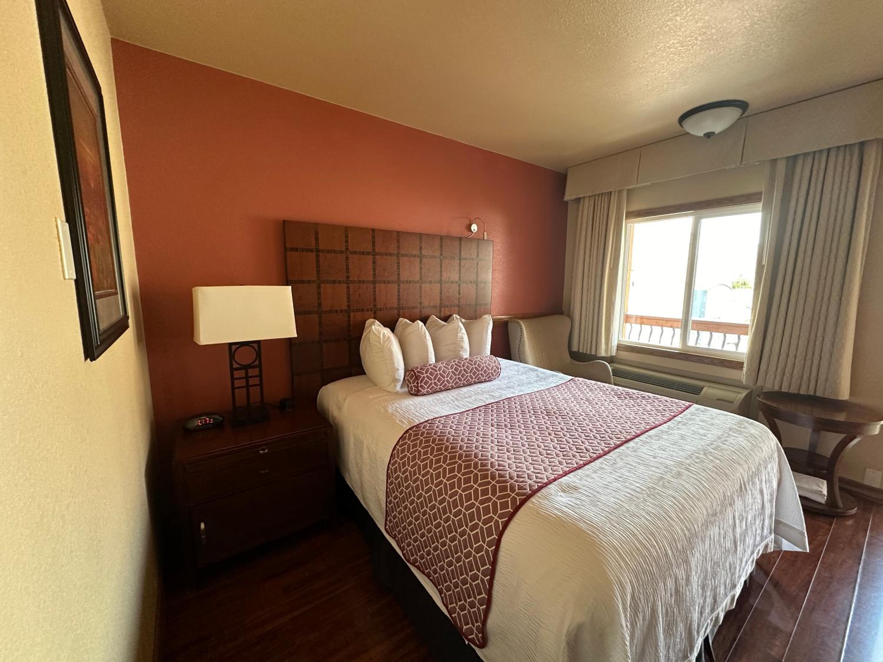 Queen Room photo 2