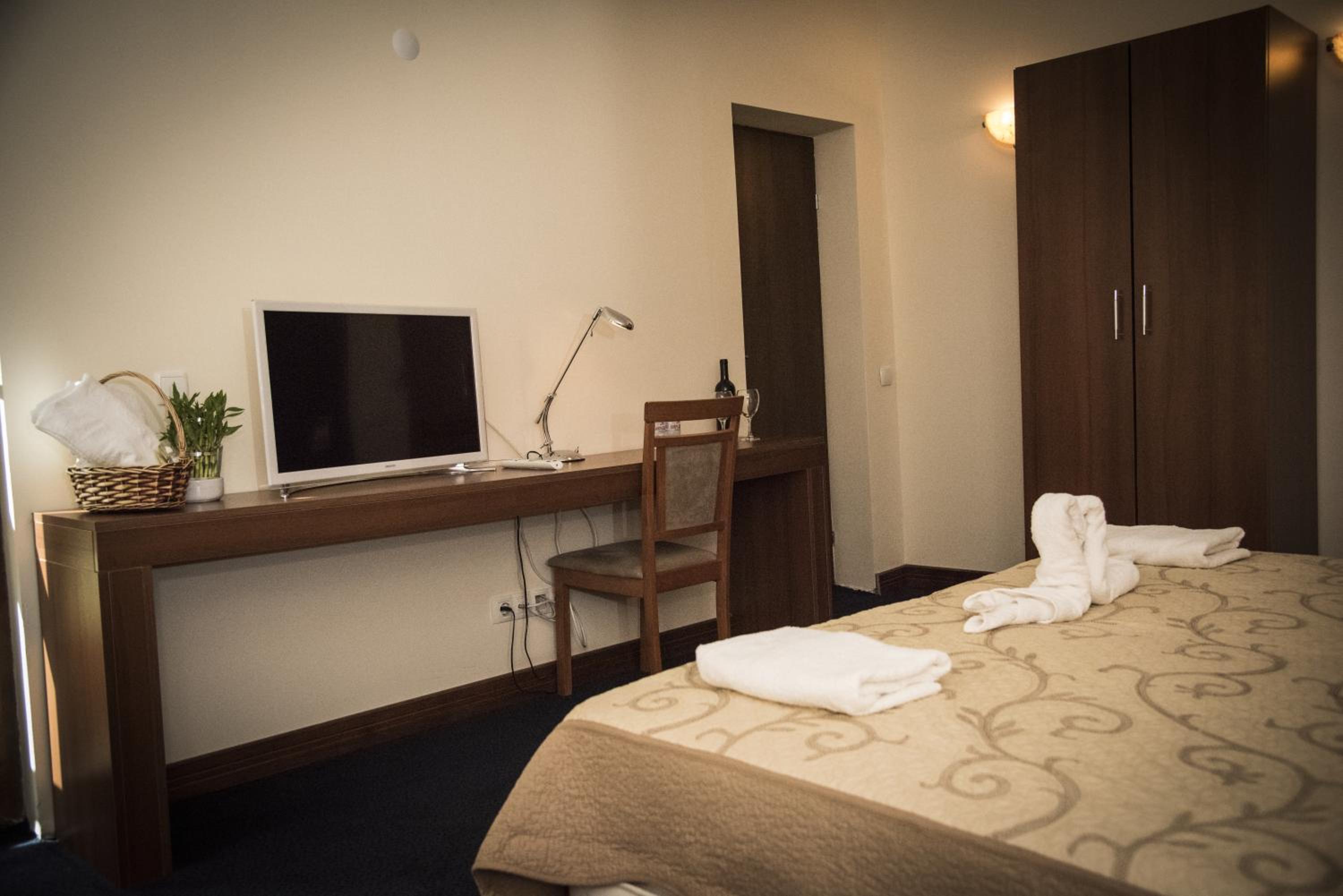 Double or Twin Room with Balcony - Photo 7
