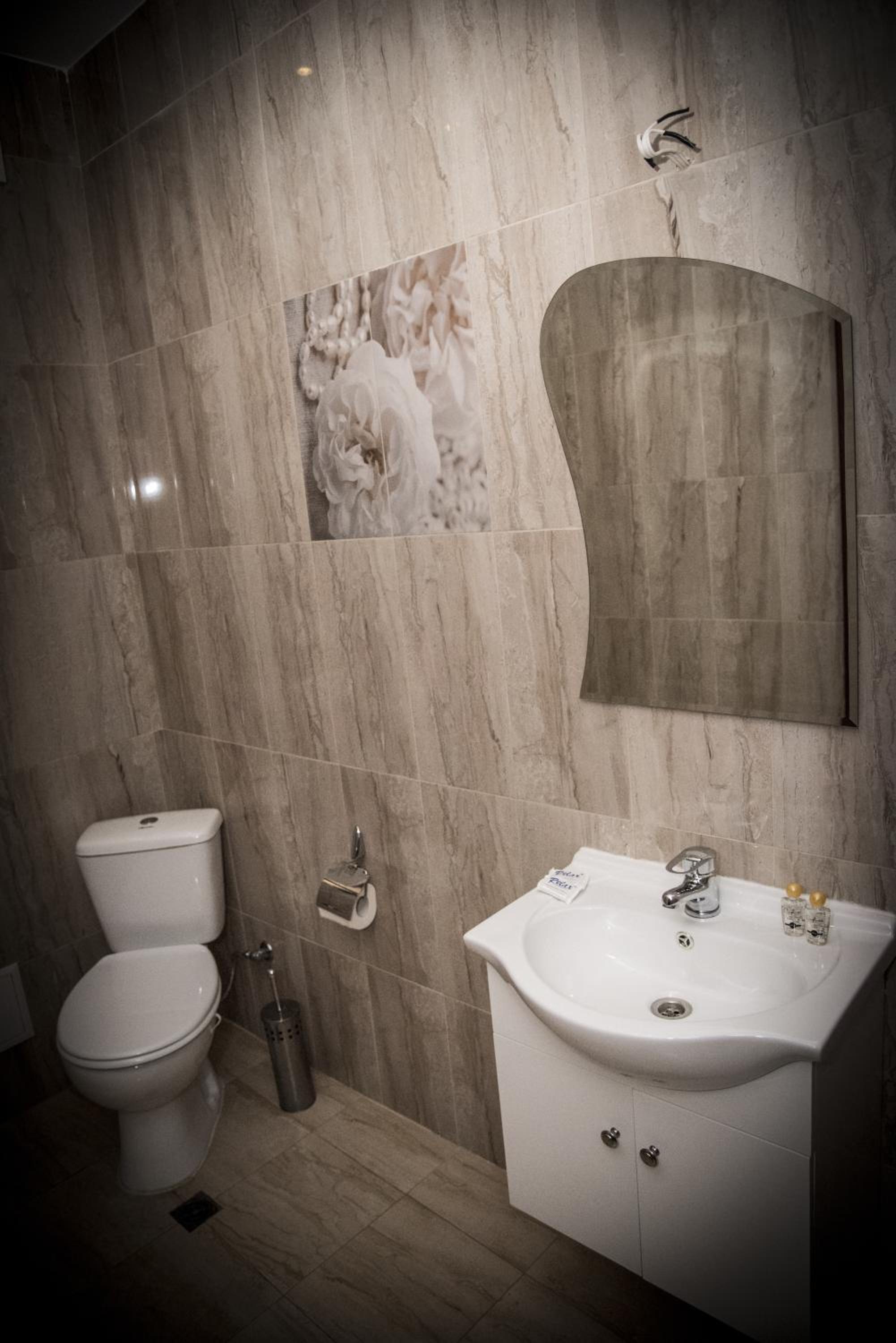 Double or Twin Room with Balcony - Photo 9