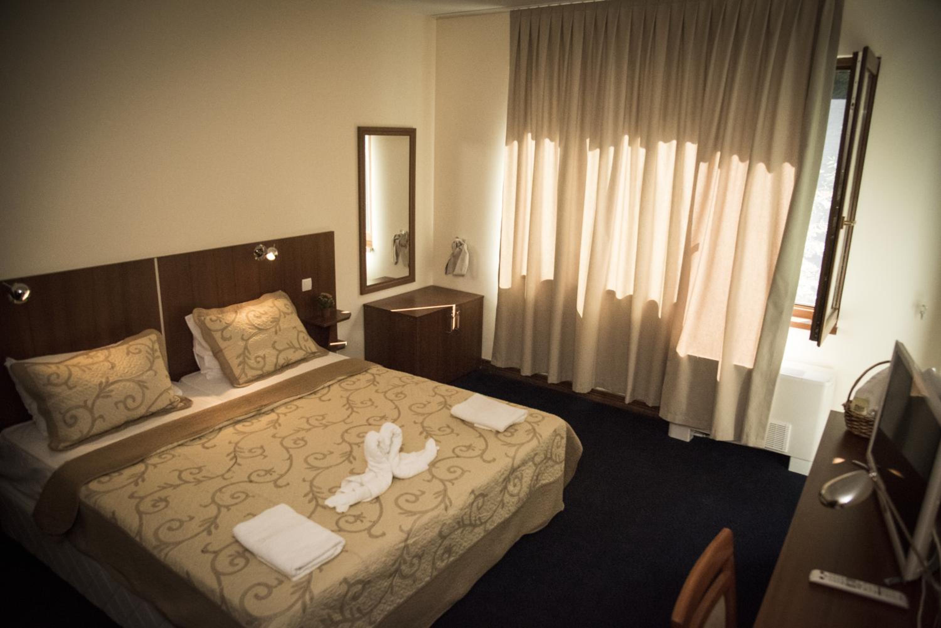 Double or Twin Room with Balcony - Photo 5