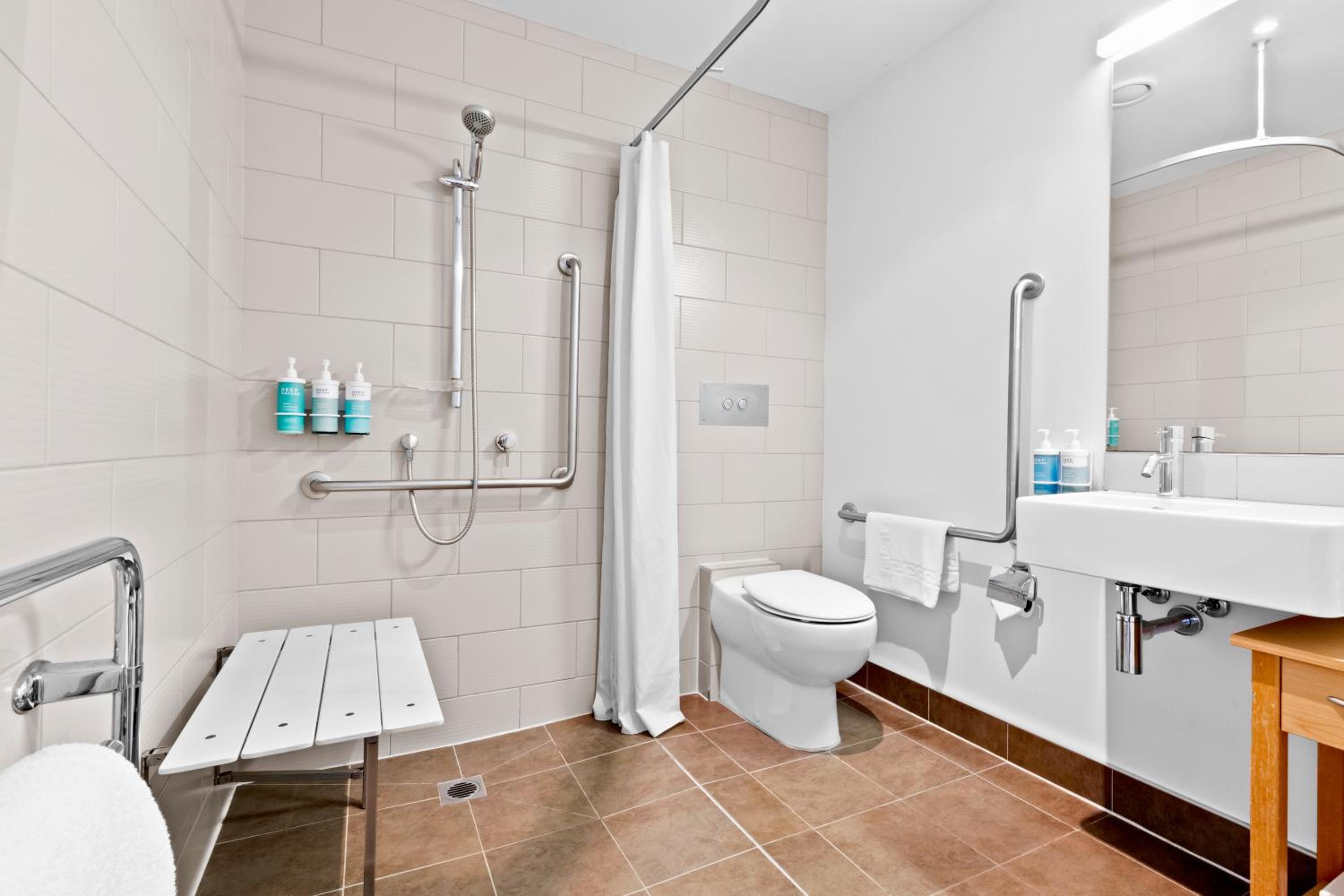 Standard Queen Room with Special Access Bathroom thumbnail 6