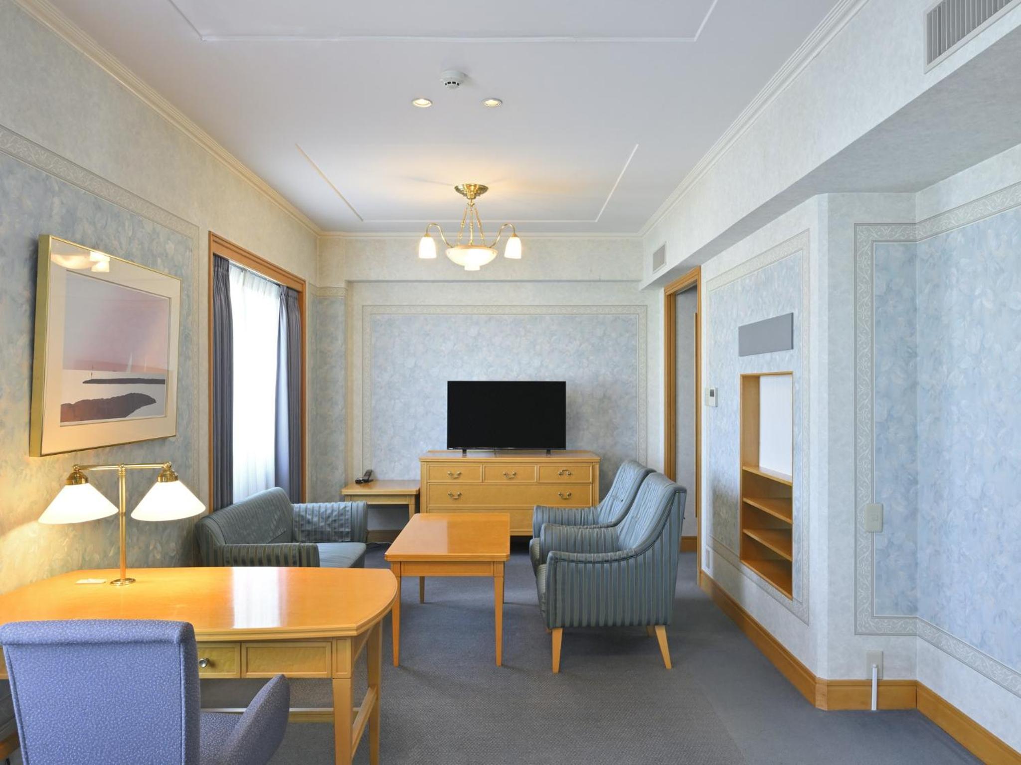 Junior Suite - Non-Smoking photo 3