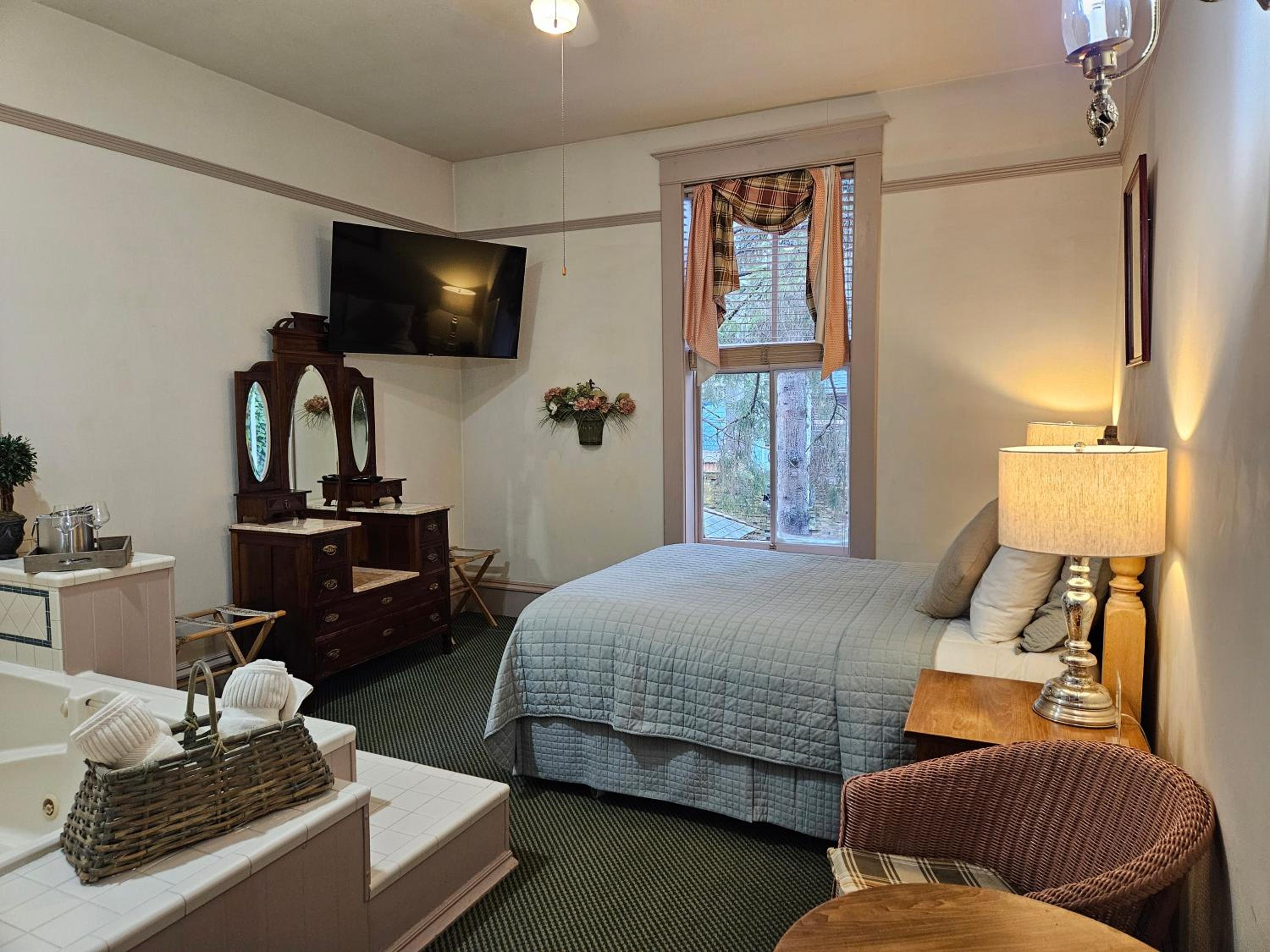 Queen Suite with Spa Bath